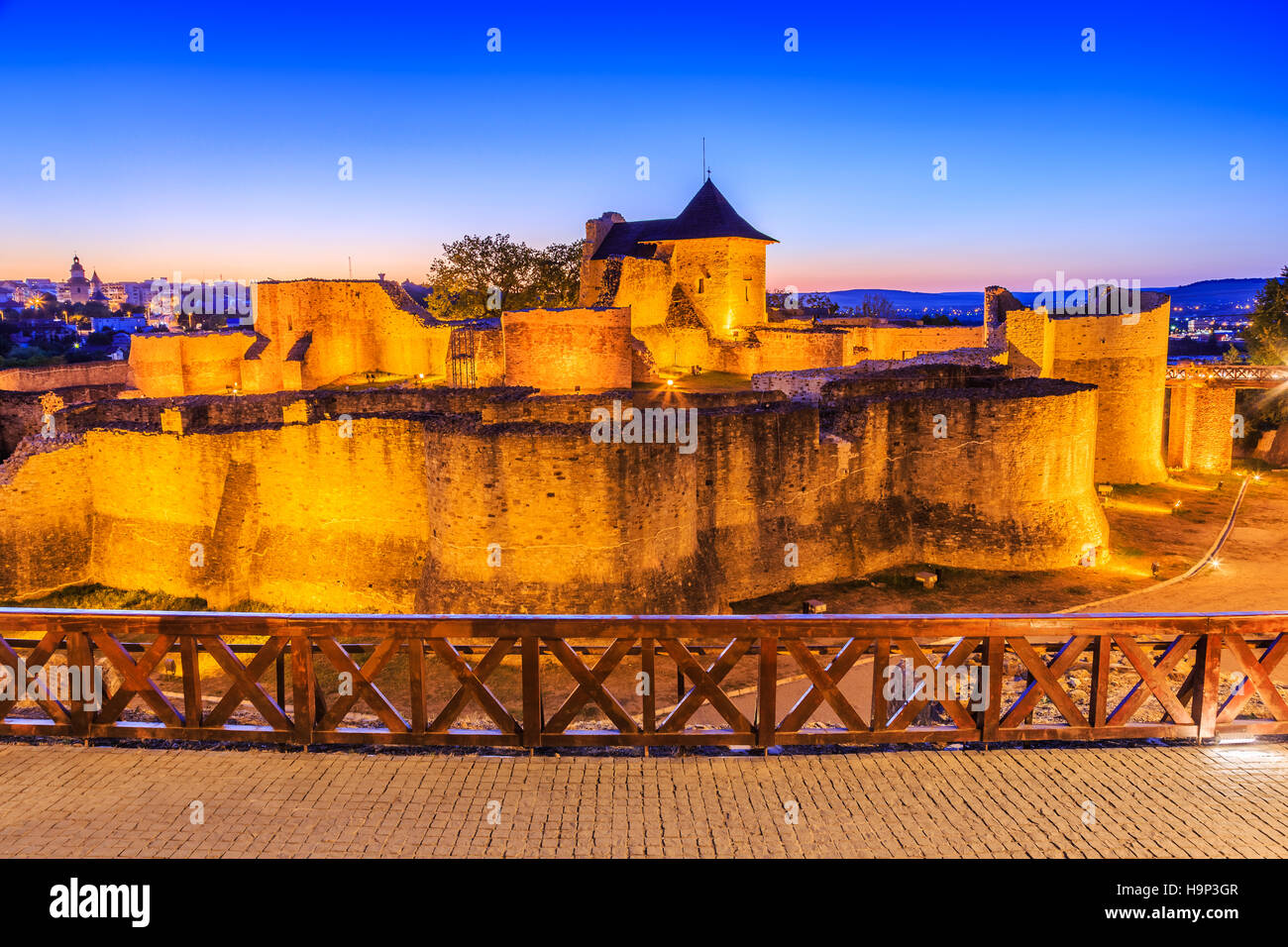 La Moldavia, Romania. Le rovine della fortezza di Suceava al crepuscolo. Foto Stock