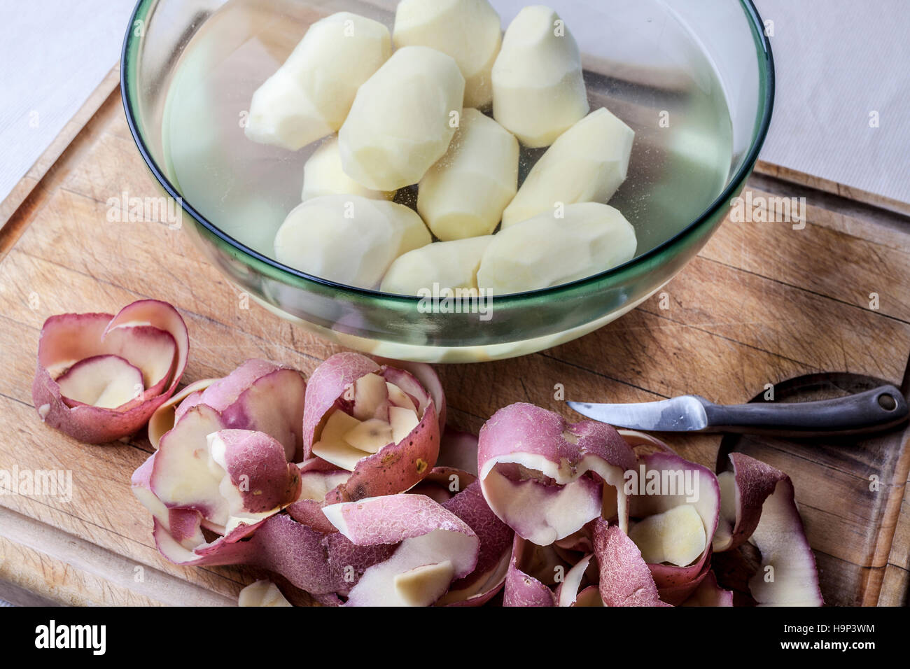 Pela patate immagini e fotografie stock ad alta risoluzione - Alamy