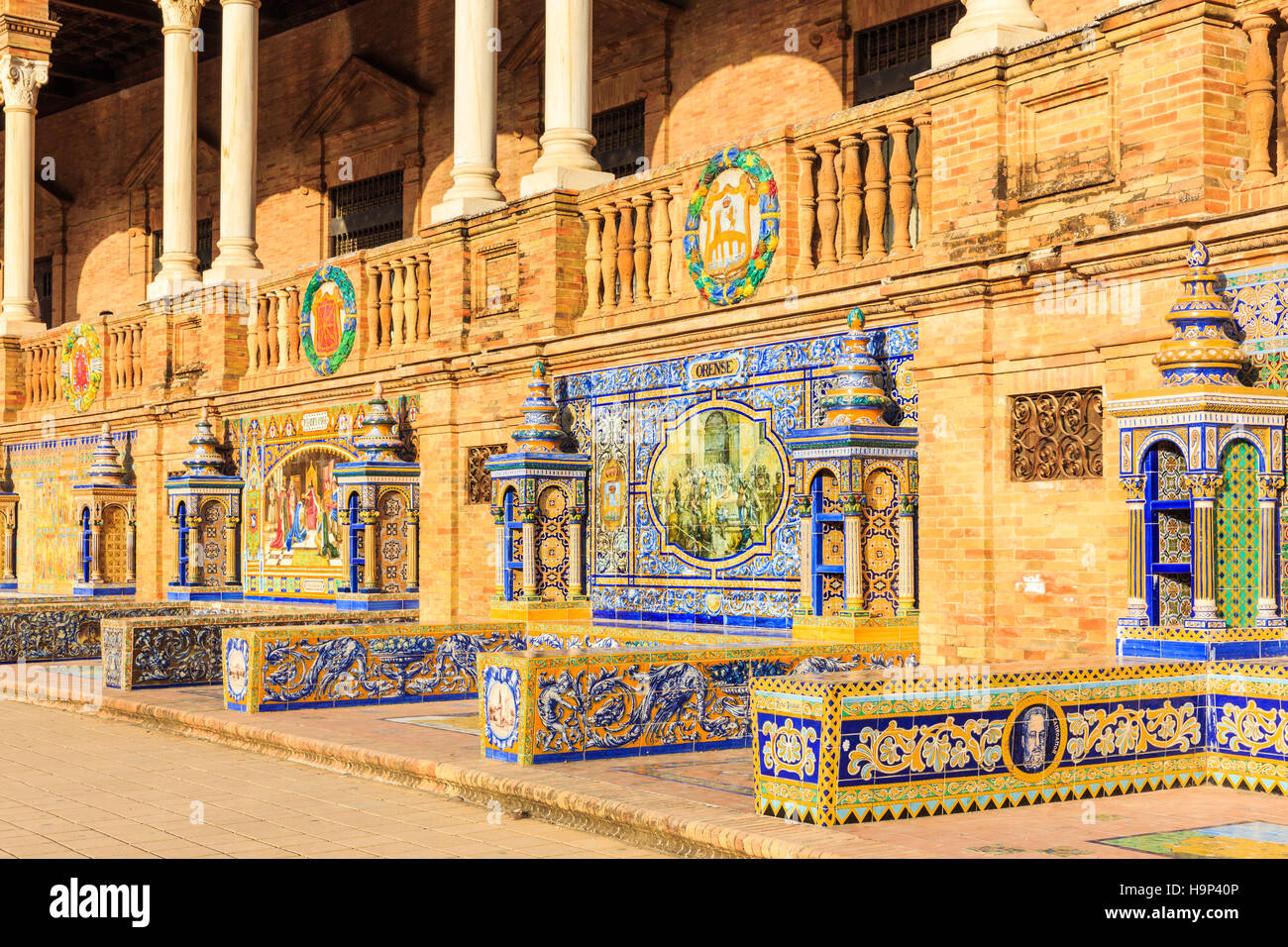 Siviglia, Spagna. Pareti piastrellate di piazza (Plaza de Espana) Foto Stock