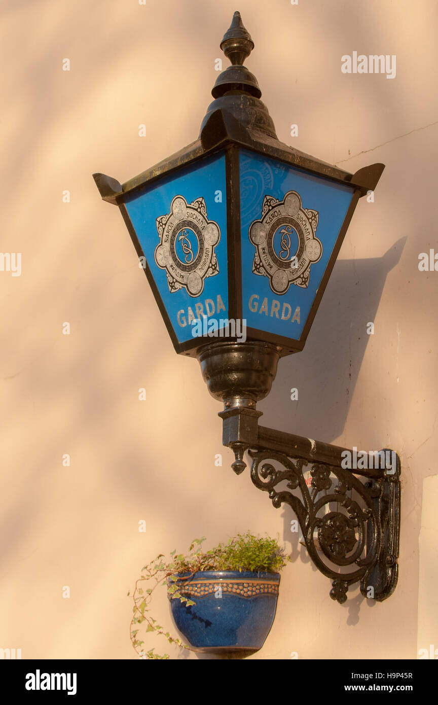 Lampada Garda (polizia Irlandese) sul lato di una stazione Garda / An Garda Síochána a Blarney, nella contea di Cork, Irlanda. Foto Stock