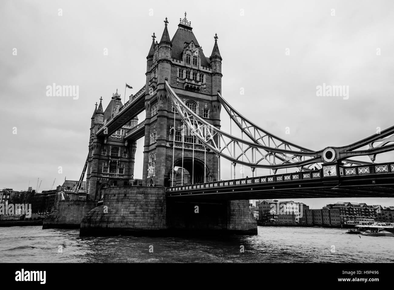 In bianco e nero vista laterale del Tower Bridge e il fiume Tamigi a Londra, Regno Unito. Foto Stock