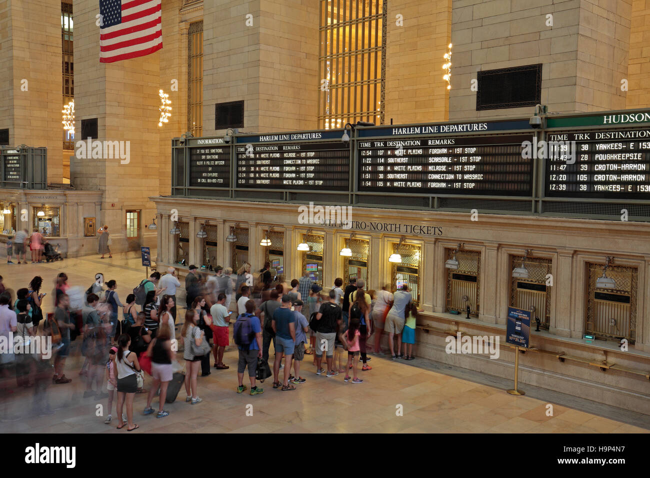 Passeggeri in linea presso la biglietteria nell'atrio principale in Grand Central Terminal, Manhattan, New York, Stati Uniti. Foto Stock