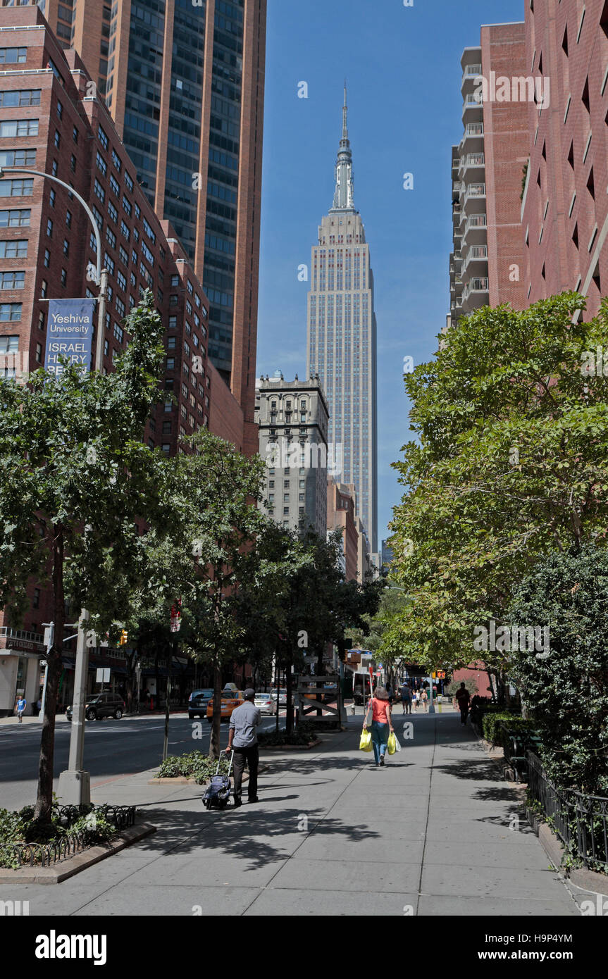 Vista lungo e 34th Street verso l'Empire State Building a Manhattan, New York City, Stati Uniti. Foto Stock