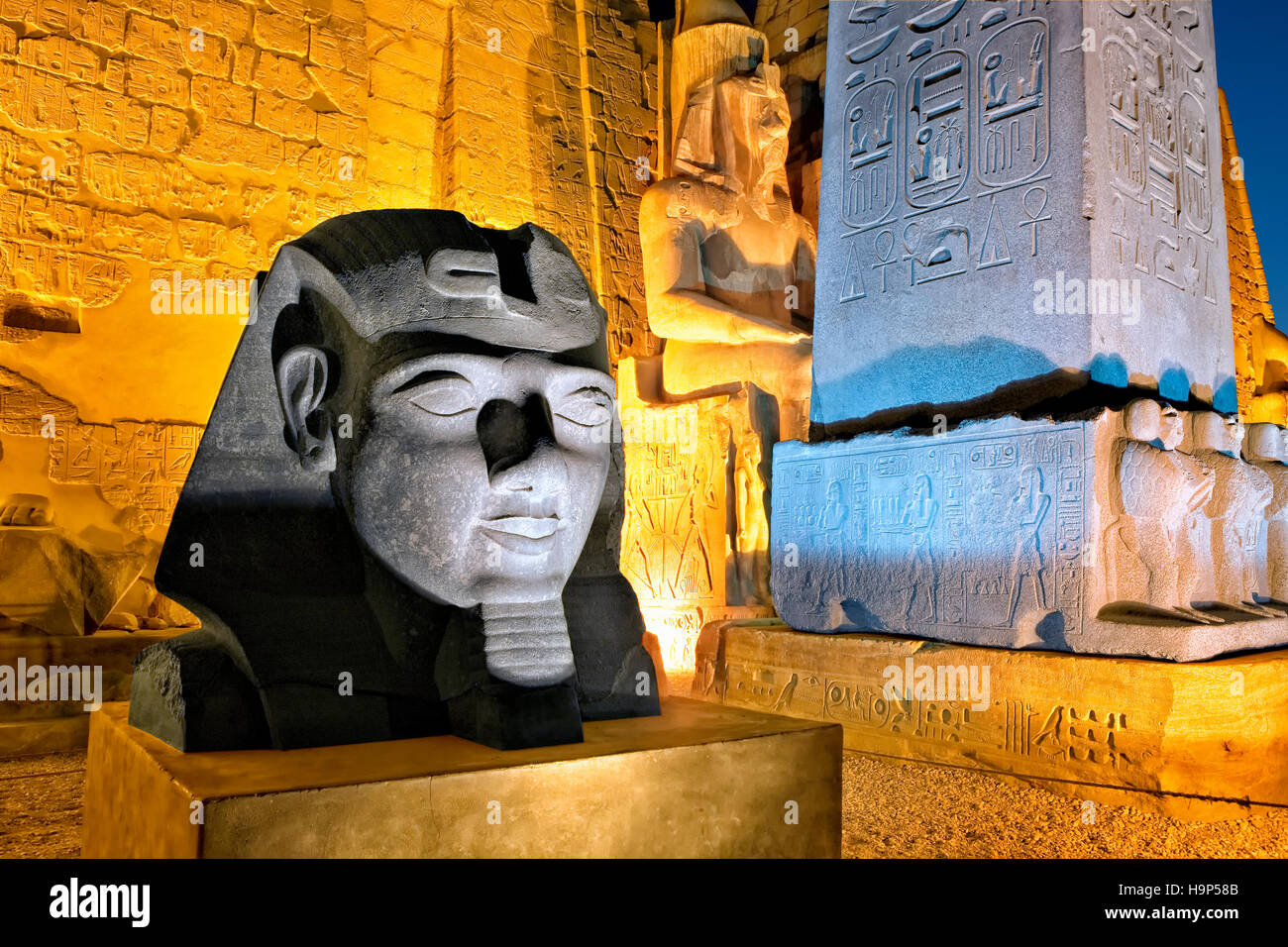 Statua del faraone Ramses II nel Tempio di Luxor, Egitto Foto Stock