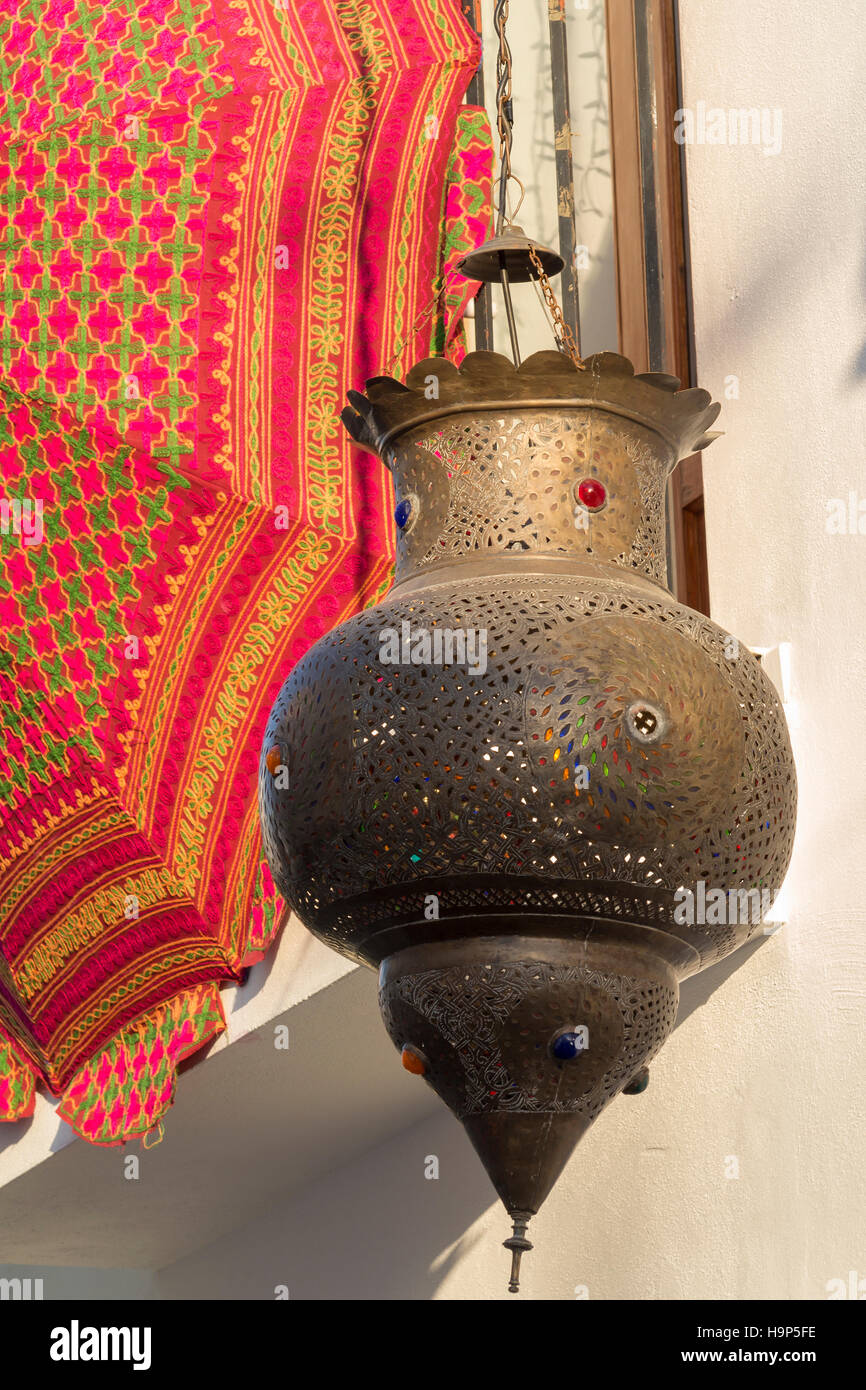 Lanterna decorazione arabo di tessuto con un rosso ricamato Foto Stock