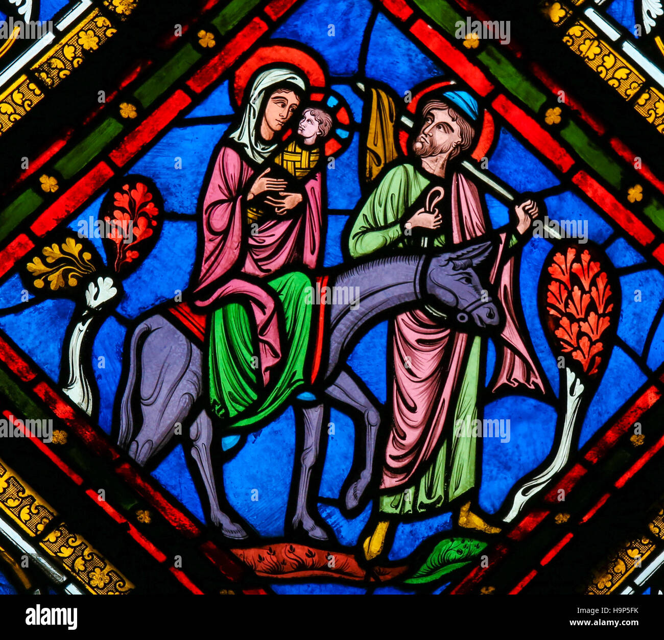 Finestra di Vetro colorato nella cattedrale di Caen, in Normandia, Francia, raffigurante la fuga in Egitto Foto Stock
