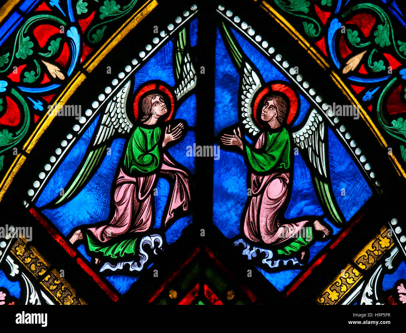 Finestra di Vetro colorato nella cattedrale di Caen, in Normandia, Francia, raffigurante due angeli con le ali Foto Stock