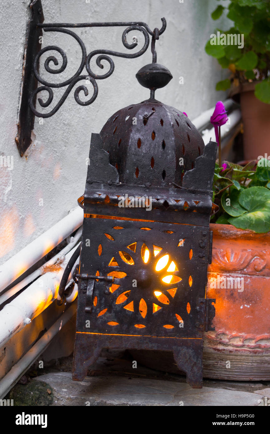 Arabo lampada in metallo nel giardino rustico Foto Stock