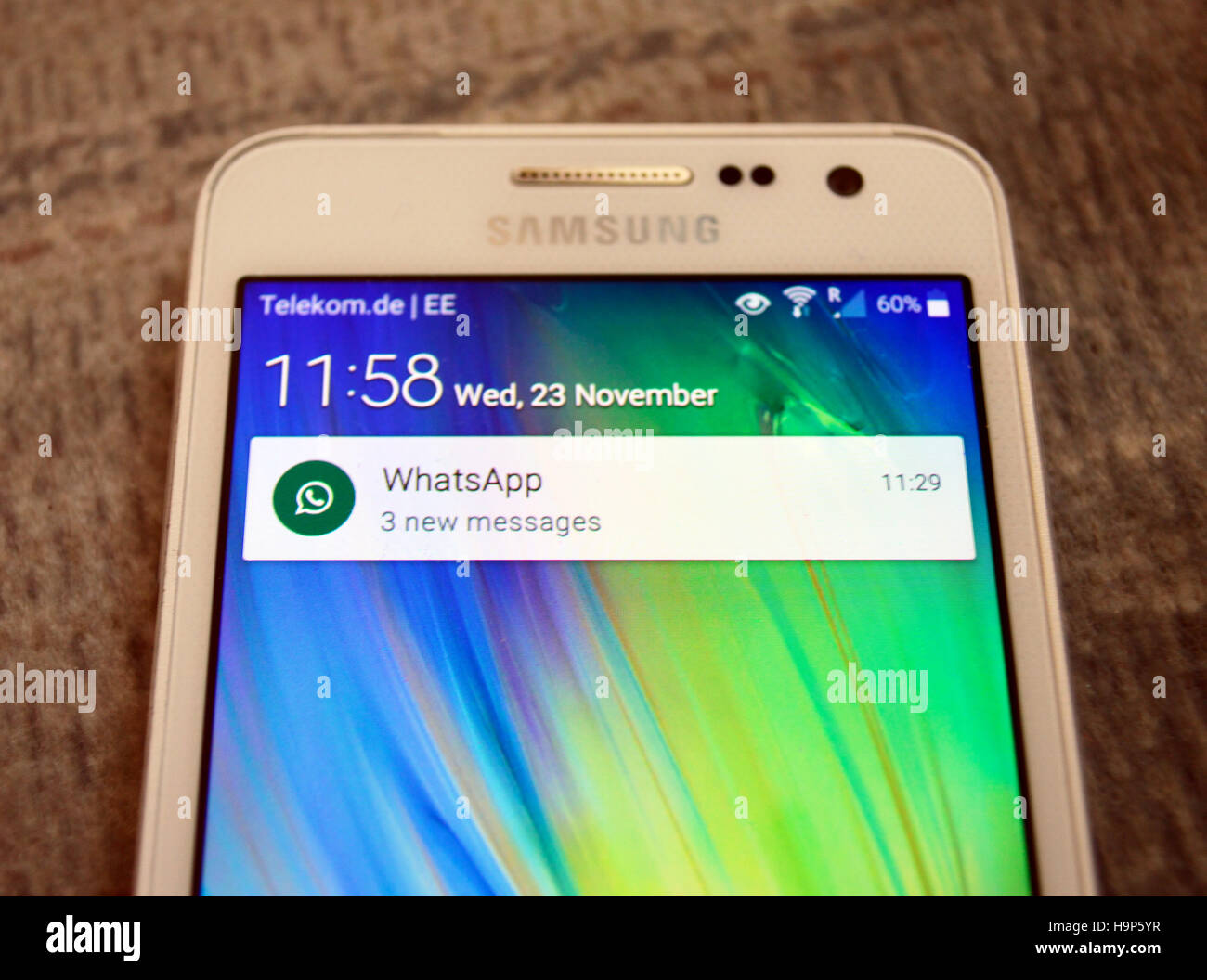La barra di notifica per i nuovi messaggi Whatsapp su un Samsung A3 telefono cellulare. Foto Stock