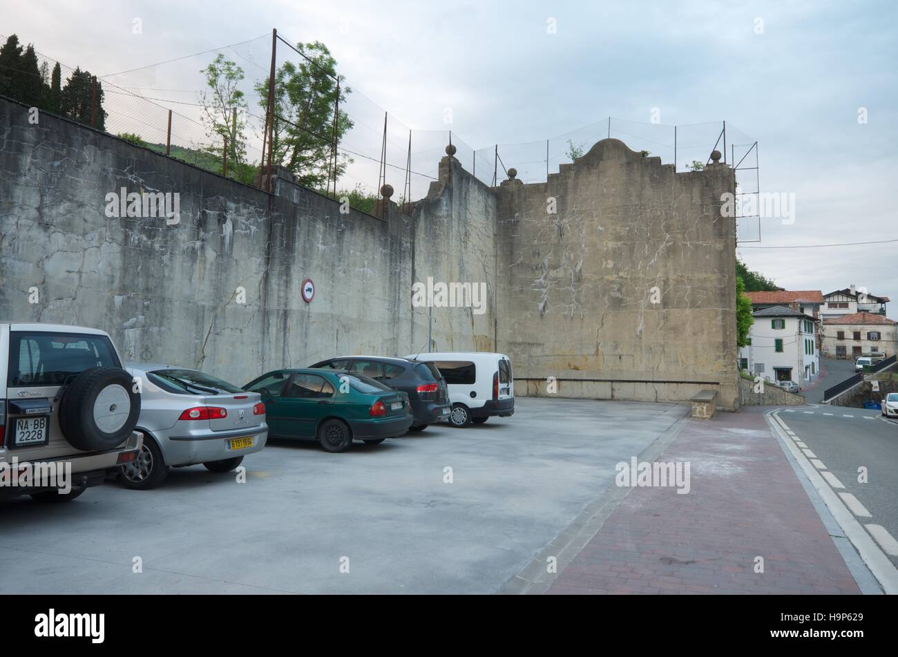 Fronton corte utilizzato come parcheggio auto a Valcarlos Luzaide, Navarra, Spagna Foto Stock