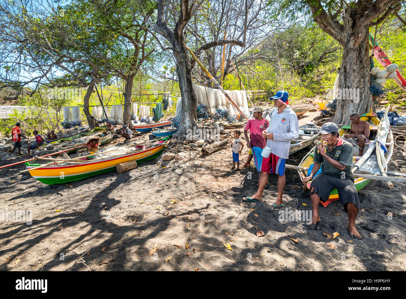 I pescatori tradizionali si riposano dopo lo sbarco sulla spiaggia di pescatori 'Lamalera B' a Lamalera, Wulandoni, Lembata, Nusa Tenggara orientale, Indonesia. Foto Stock