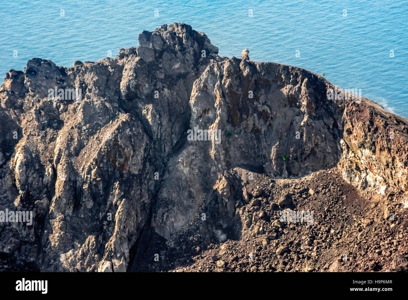 La parete della caldera del vulcano Ile Werung con il Mare Sawu sullo sfondo. Isola di Lembata, Indonesia. Foto Stock