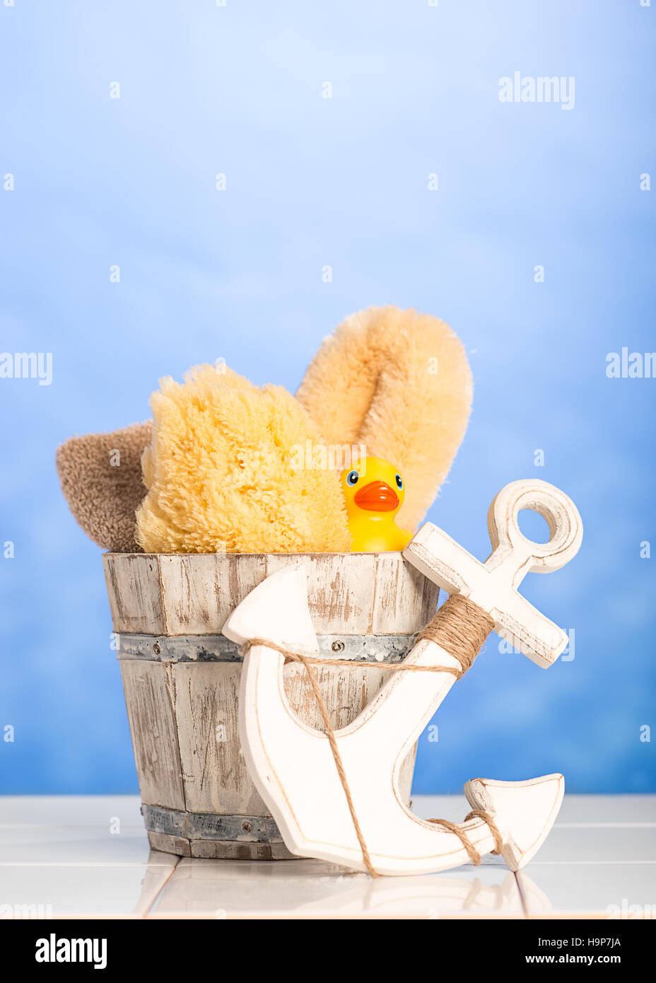 Articoli da bagno in vasca di legno con ancoraggio decorativi Foto Stock