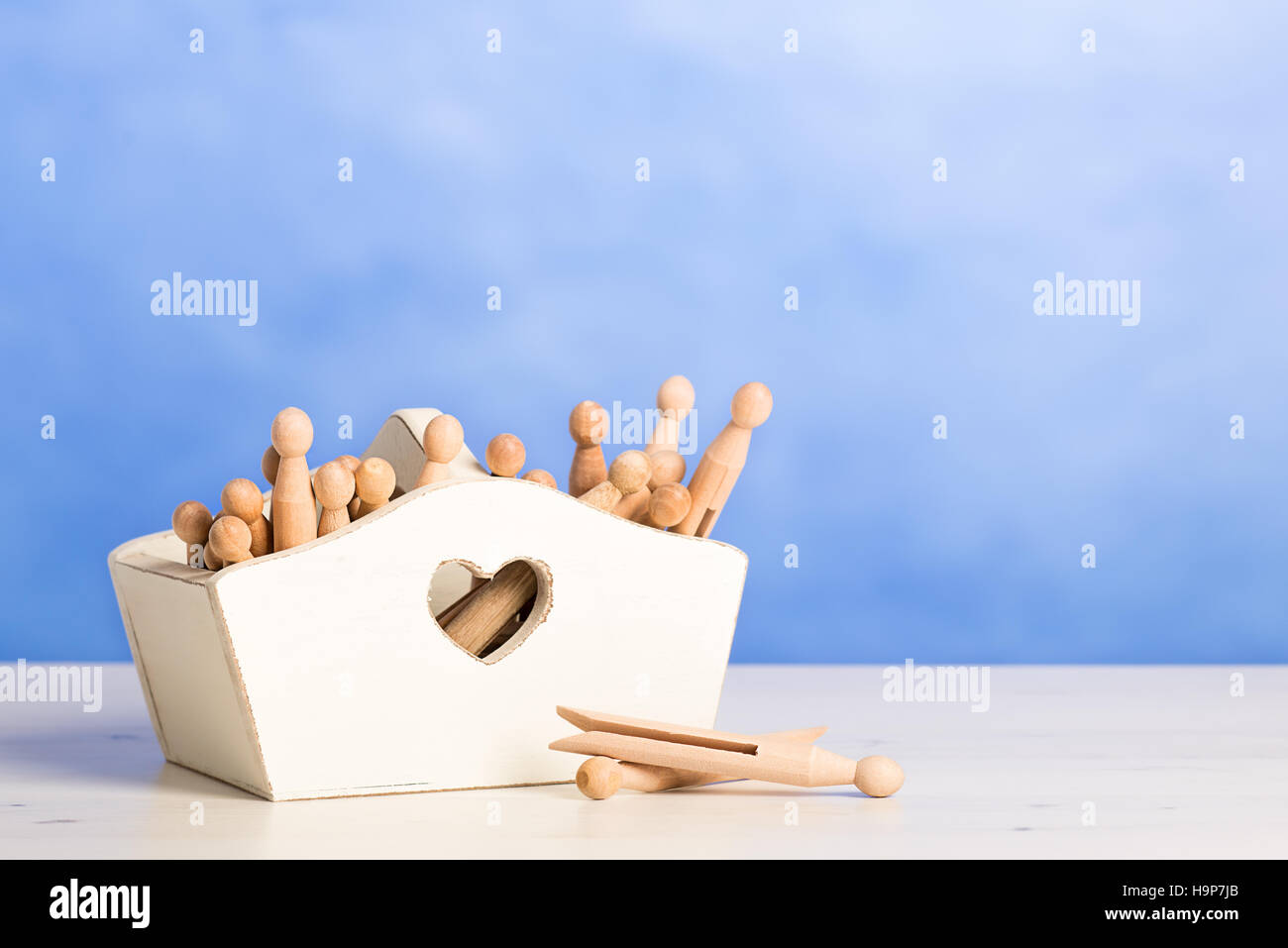 Cestello di pioli per lavanderia giornata con sfondo blu Foto Stock
