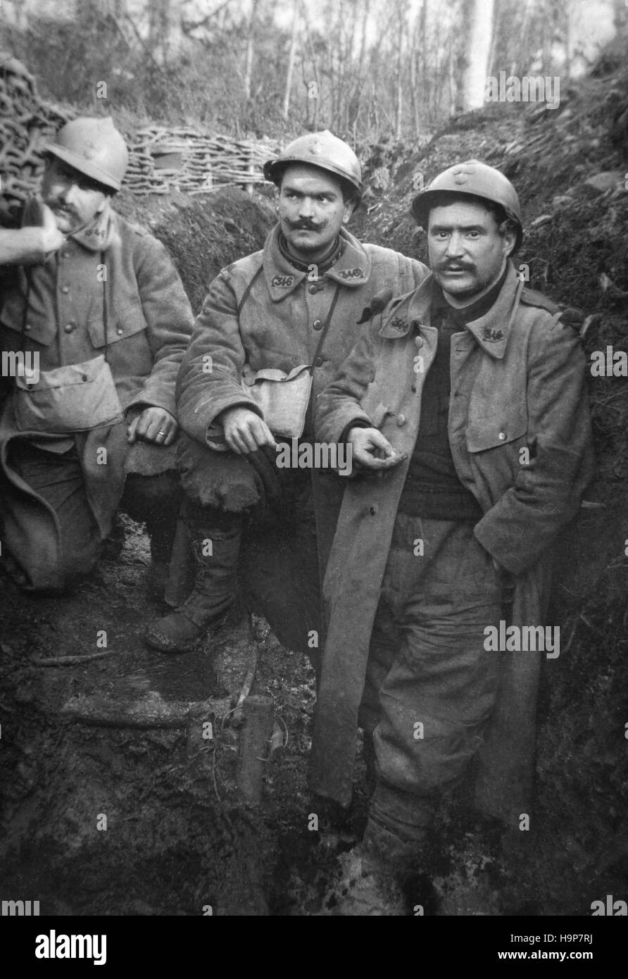 Fotografia del XX secolo , i soldati in una trincea durante la prima guerra mondiale Foto Stock