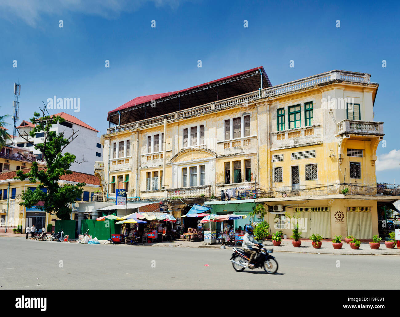 Coloniale Francese old town street edifici in Phnom Penh Cambogia città Foto Stock