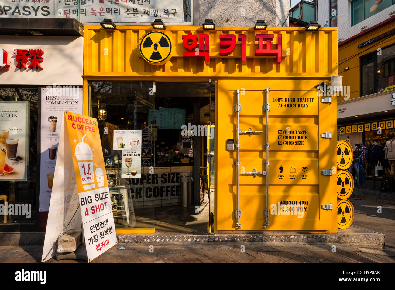 L'ingresso di un stranamente denominato coffee shop " nucleare " Caffè , Hongdae Area, Seoul, Corea Foto Stock