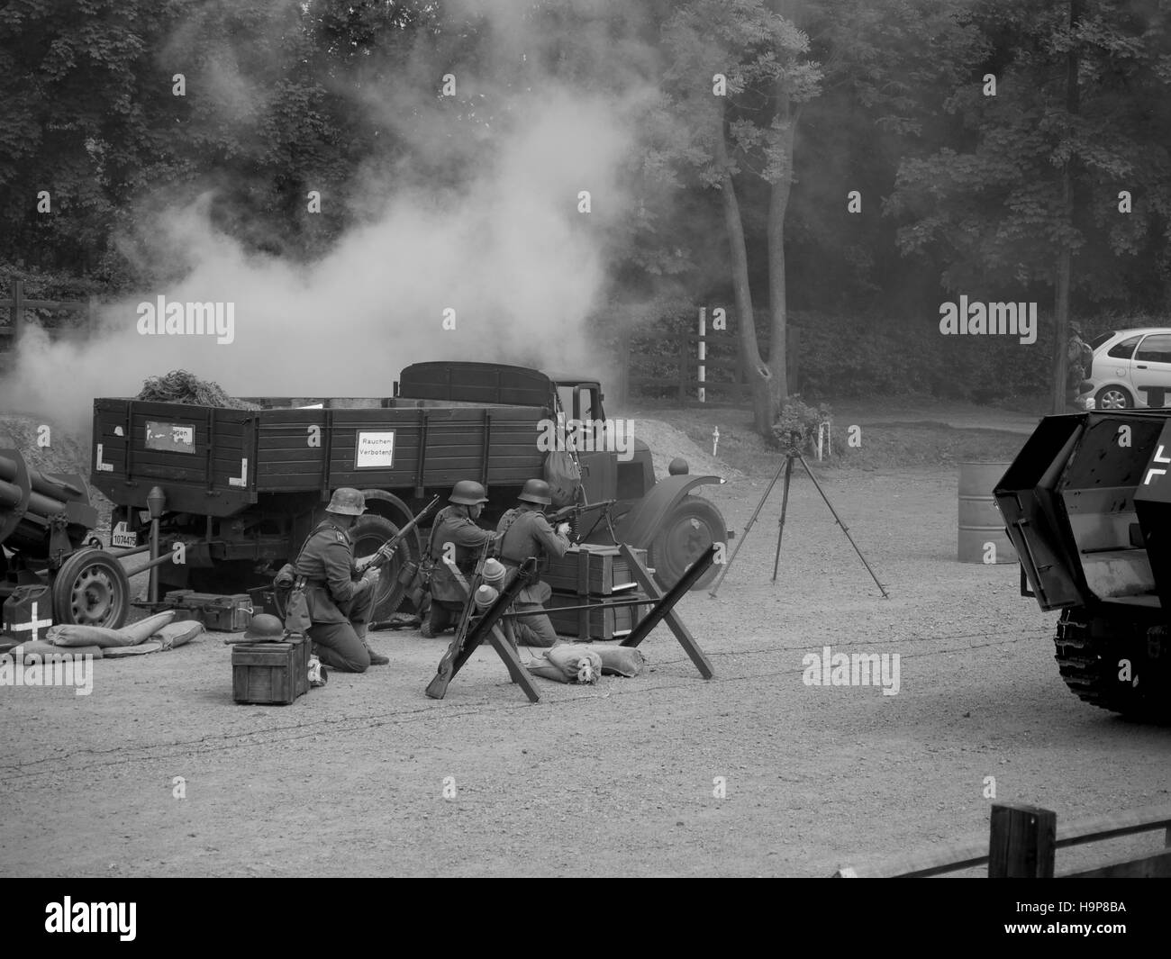 Reenactors raffigurante i soldati tedeschi durante una battaglia scenario alla stazione di Rothley sulla Grande Stazione Centrale Ferroviaria durante i loro anni quaranta weekend Foto Stock