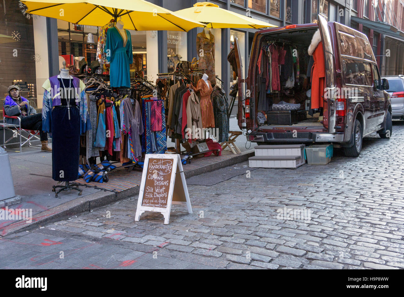 Abbigliamento artigianali per la vendita su street & parcheggiato il carrello nella sezione di Soho di Manhattan, New York City. Foto Stock