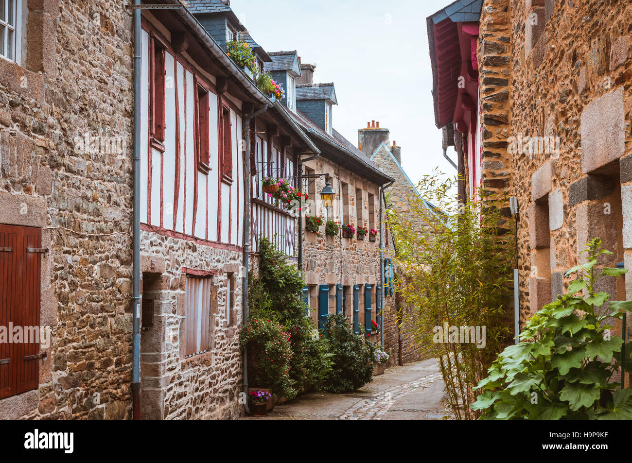 Strada Vecchia città Bretone Treguier, Francia Foto Stock