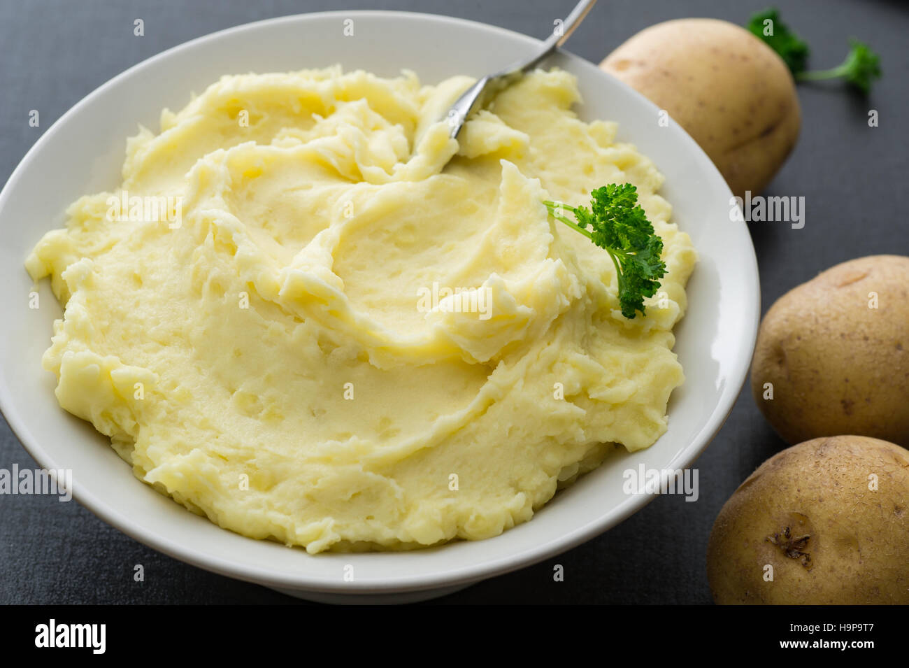 Una ciotola in casa di purè di patate. Patate, doppia panna, il burro e il sale. Foto Stock