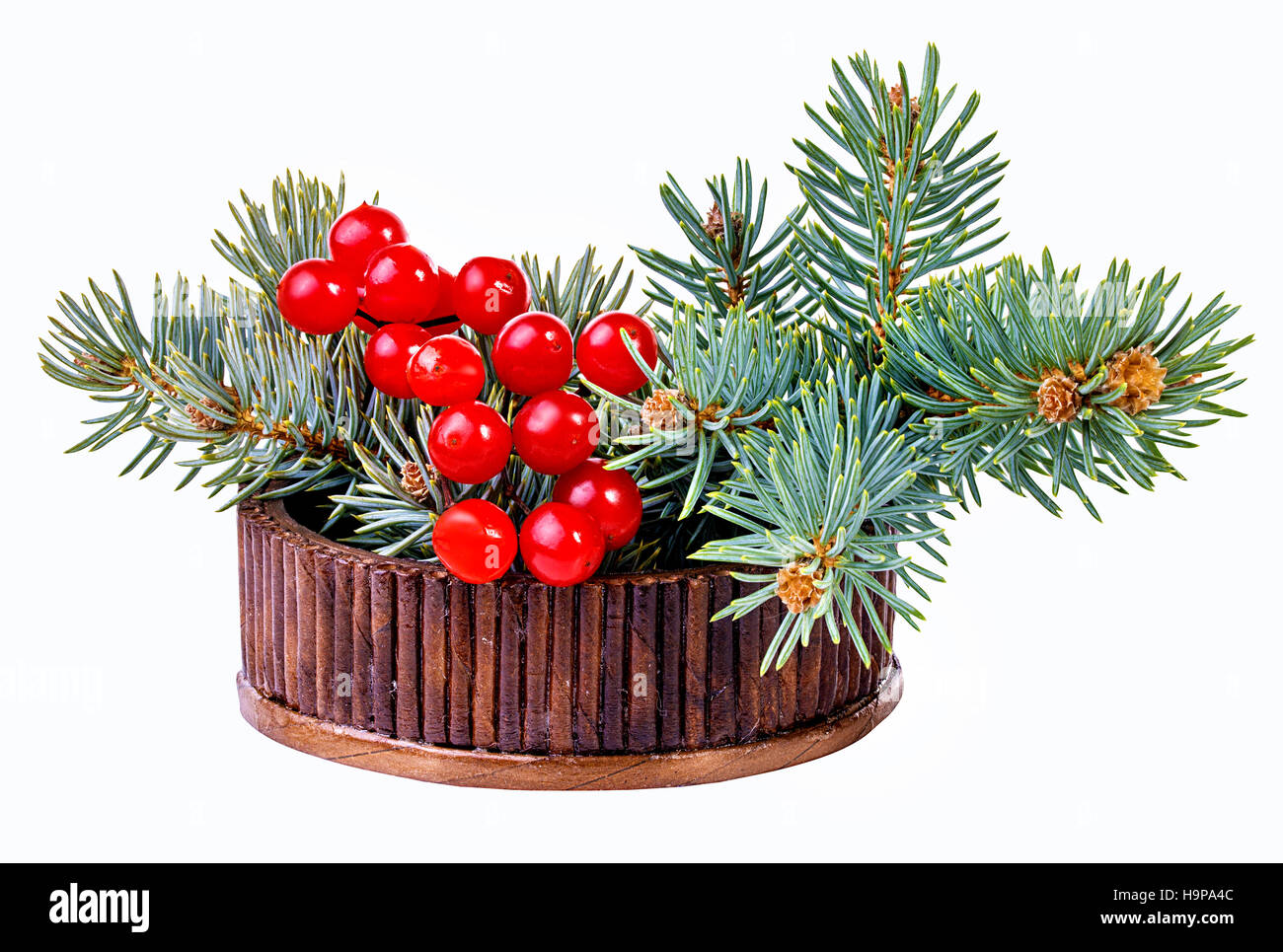 Decorazione di natale-tree e grappoli di rosso viburnum isolato su bianco Foto Stock