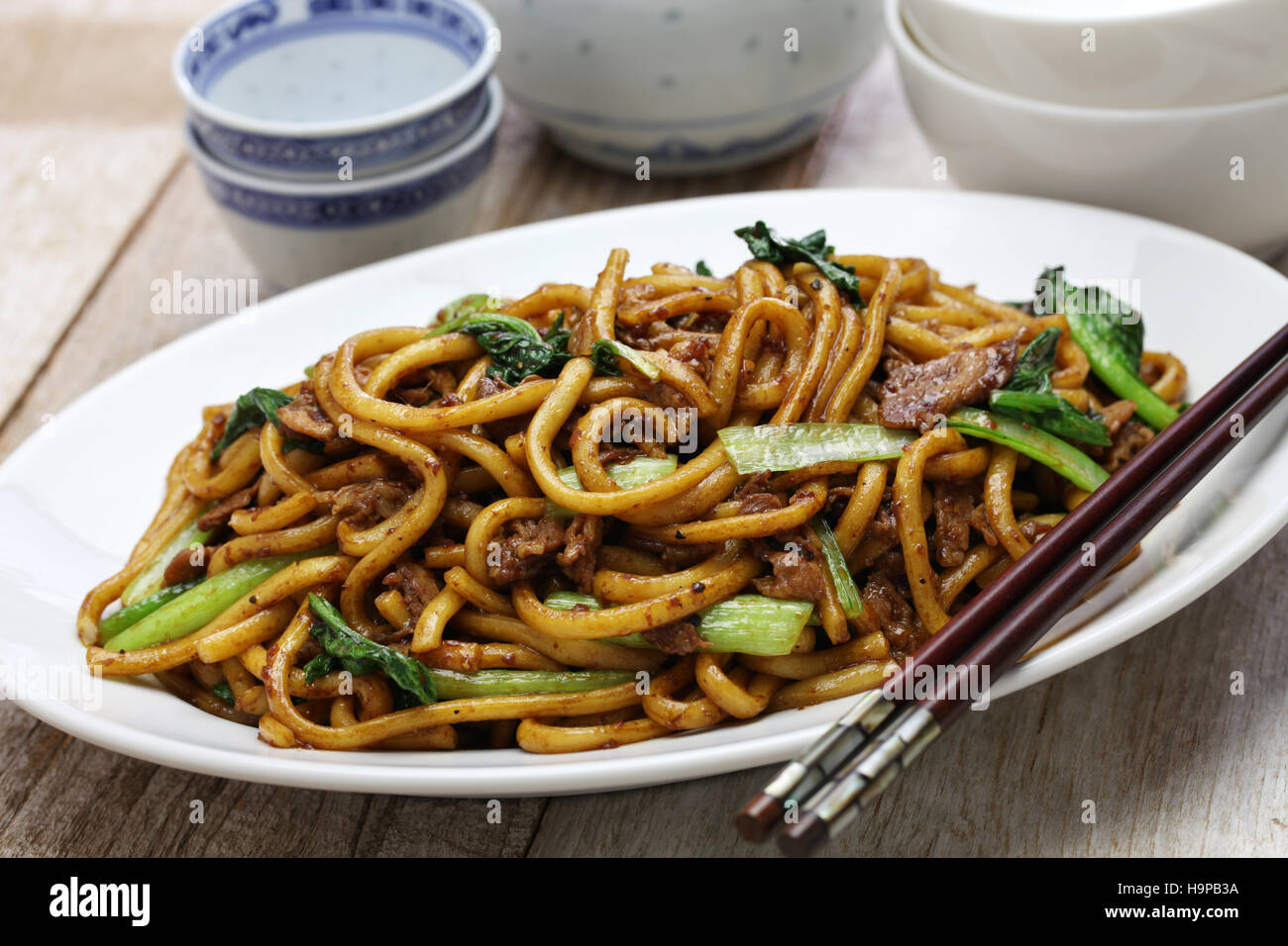 Shanghai spaghettini fritti, Shanghai Chow Mein, cibo cinese Foto Stock