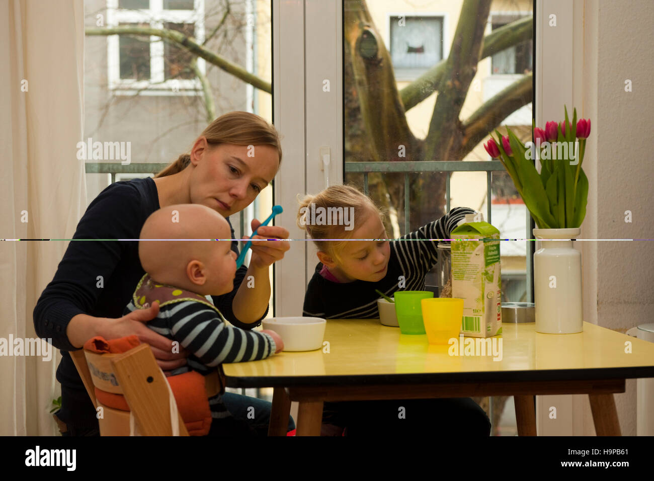 Deutschland, junge Familie mit Kindern in der Küche Foto Stock