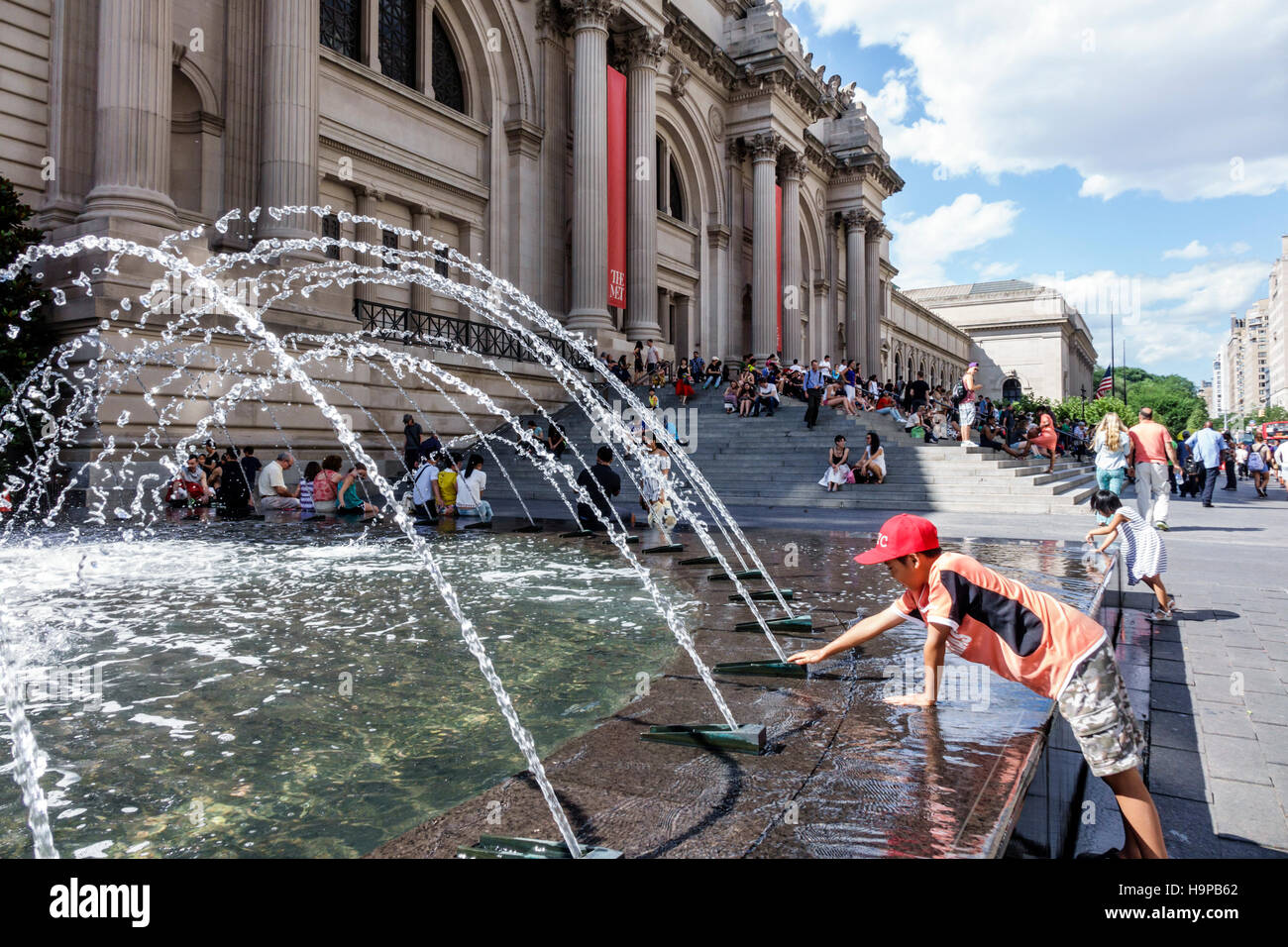 New York City,NY NYC Manhattan,Upper East Side,Fifth Avenue,Metropolitan Museum of Art,met,front,exterior,main entrance,fontana,scale scalini scalinate Foto Stock