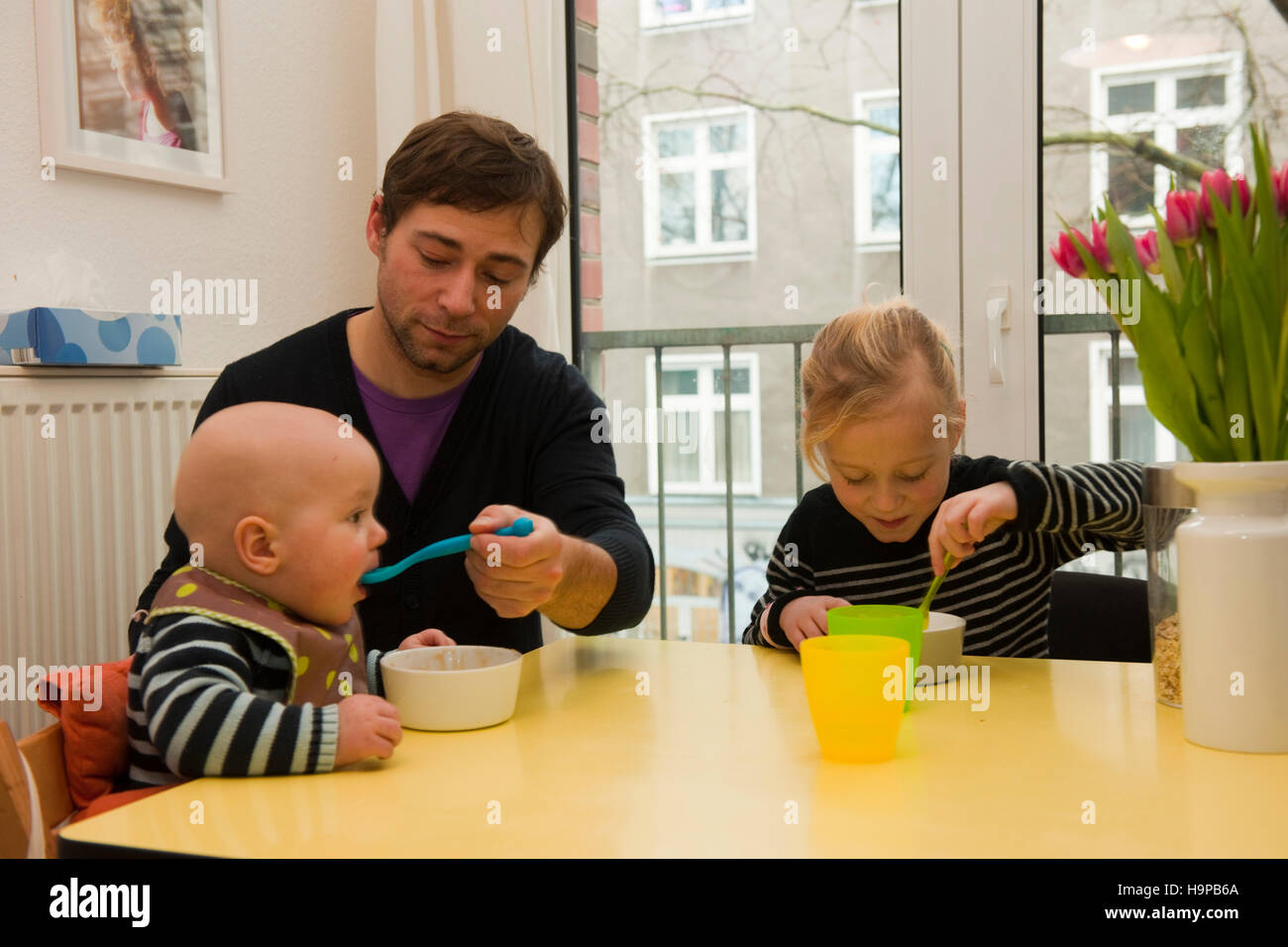 Deutschland, junge Familie mit Kindern in der K'che Foto Stock