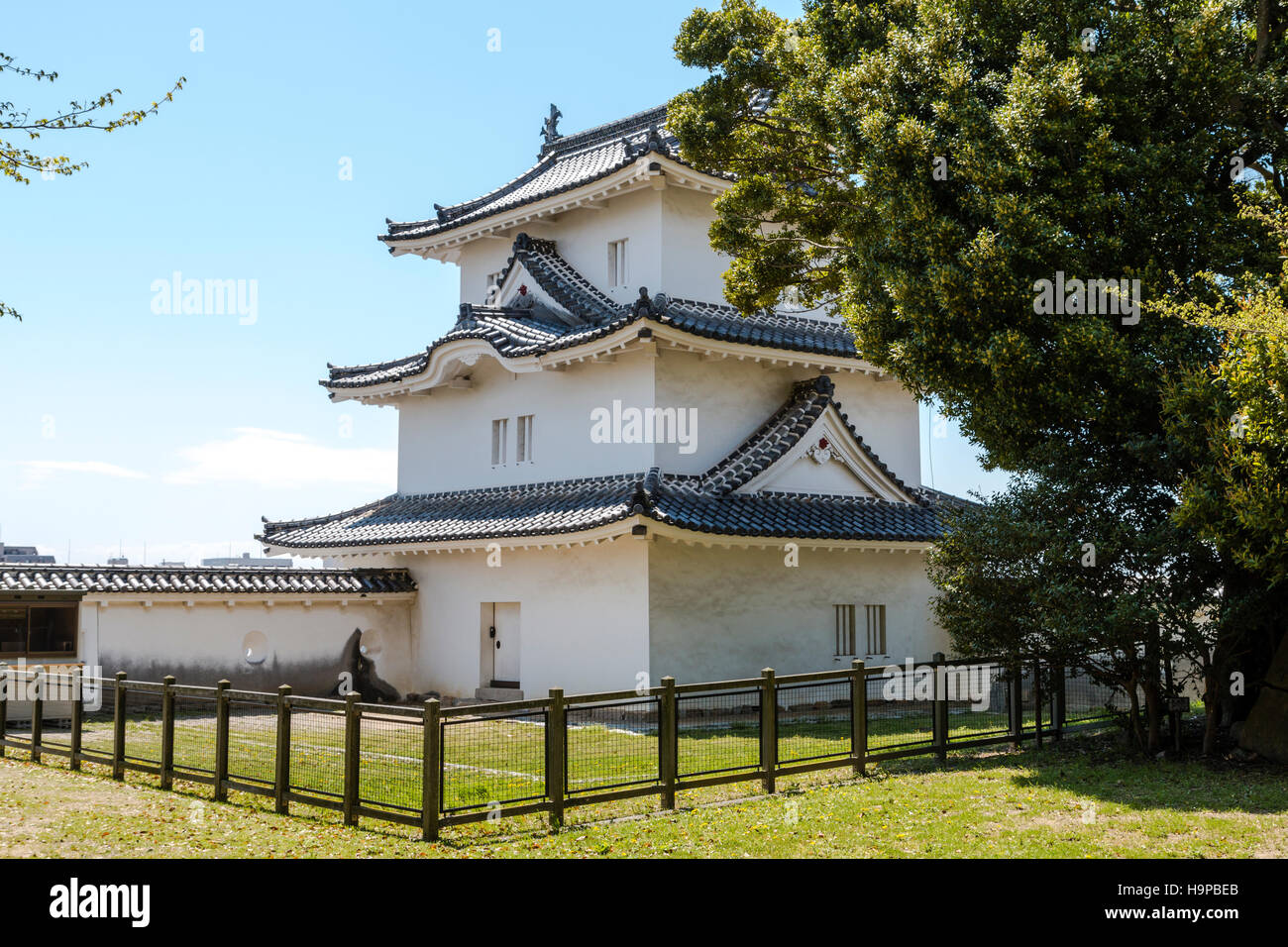 Giappone, Akashi castle, AKA Kishun-jo. La storia di tre Hitsujisaru yagura, torretta, con cielo blu sullo sfondo. Foto Stock