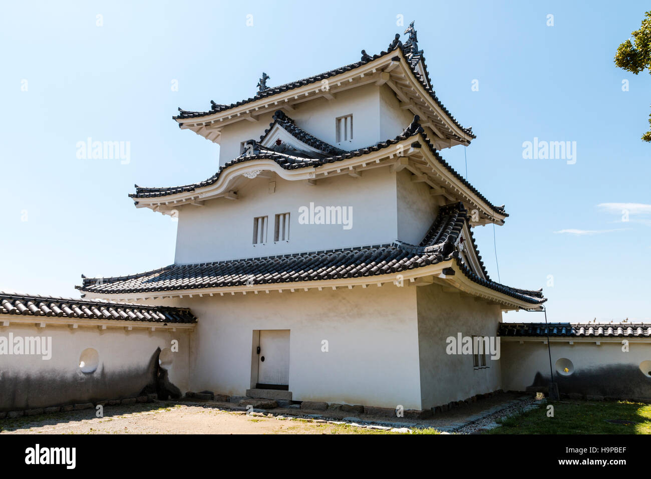 Giappone, Akashi castle, AKA Kishun-jo. La storia di tre Hitsujisaru yagura, torretta, con cielo blu sullo sfondo. Foto Stock