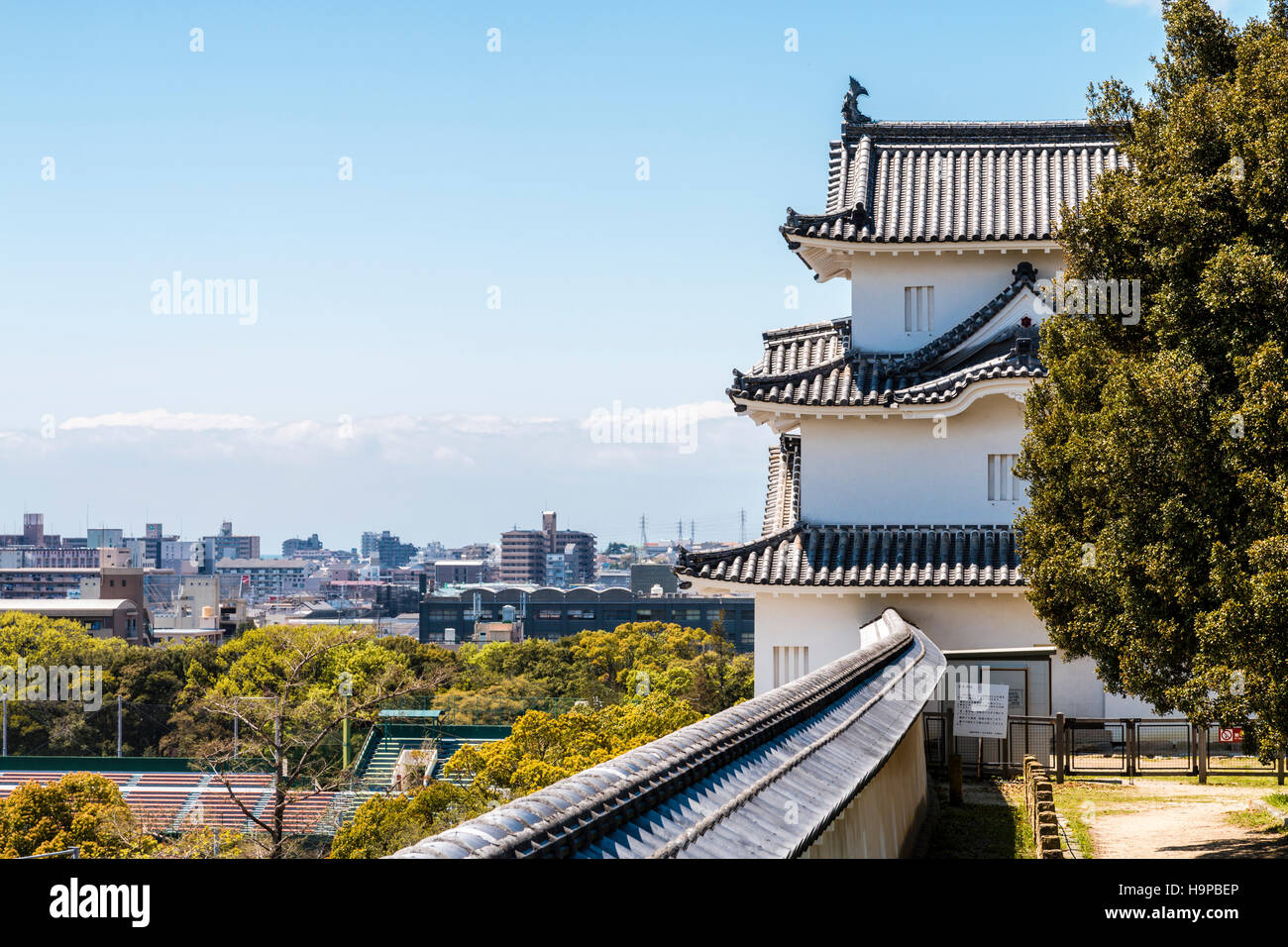Giappone, Akashi castle, AKA Kishun-jo. La storia di tre Hitsujisaru yagura, torretta, con cielo blu sullo sfondo. Foto Stock
