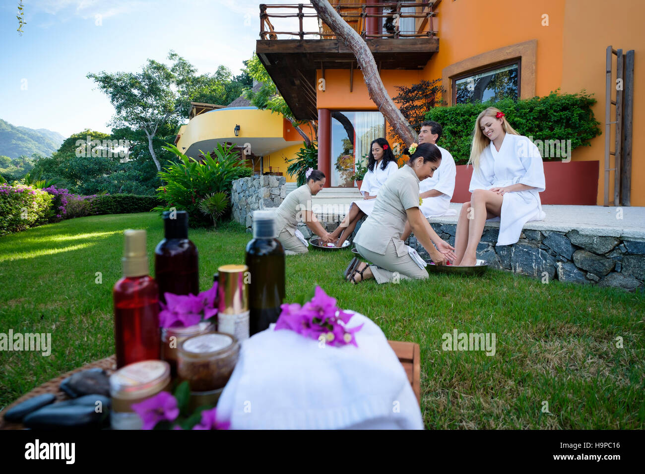 3 Le persone che ricevono un piede di benessere Bagno. Puerto Vallarta, Jalisco, Messico Foto Stock