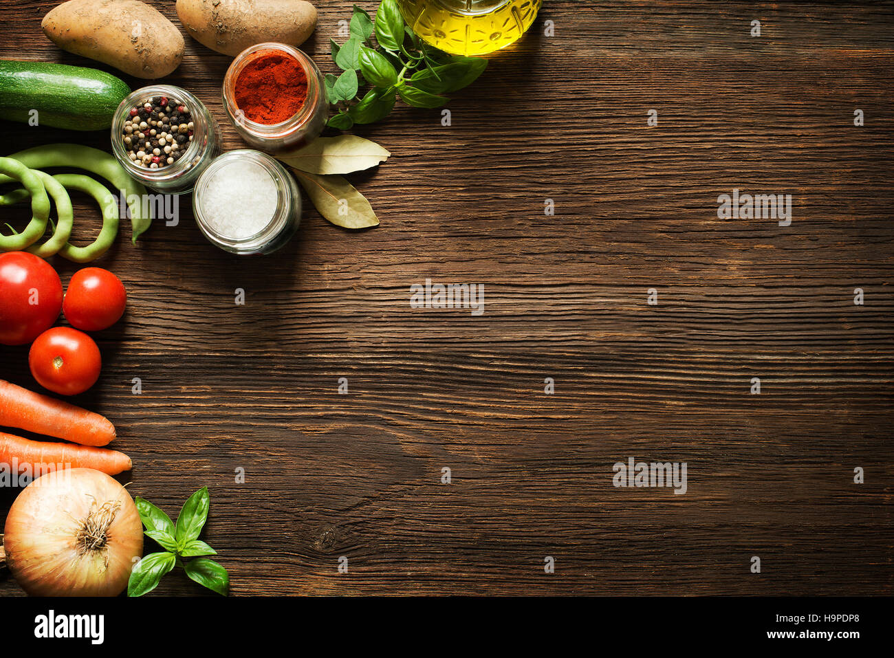 Le verdure sul vecchio legno overhead di sfondo close up shoot Foto Stock