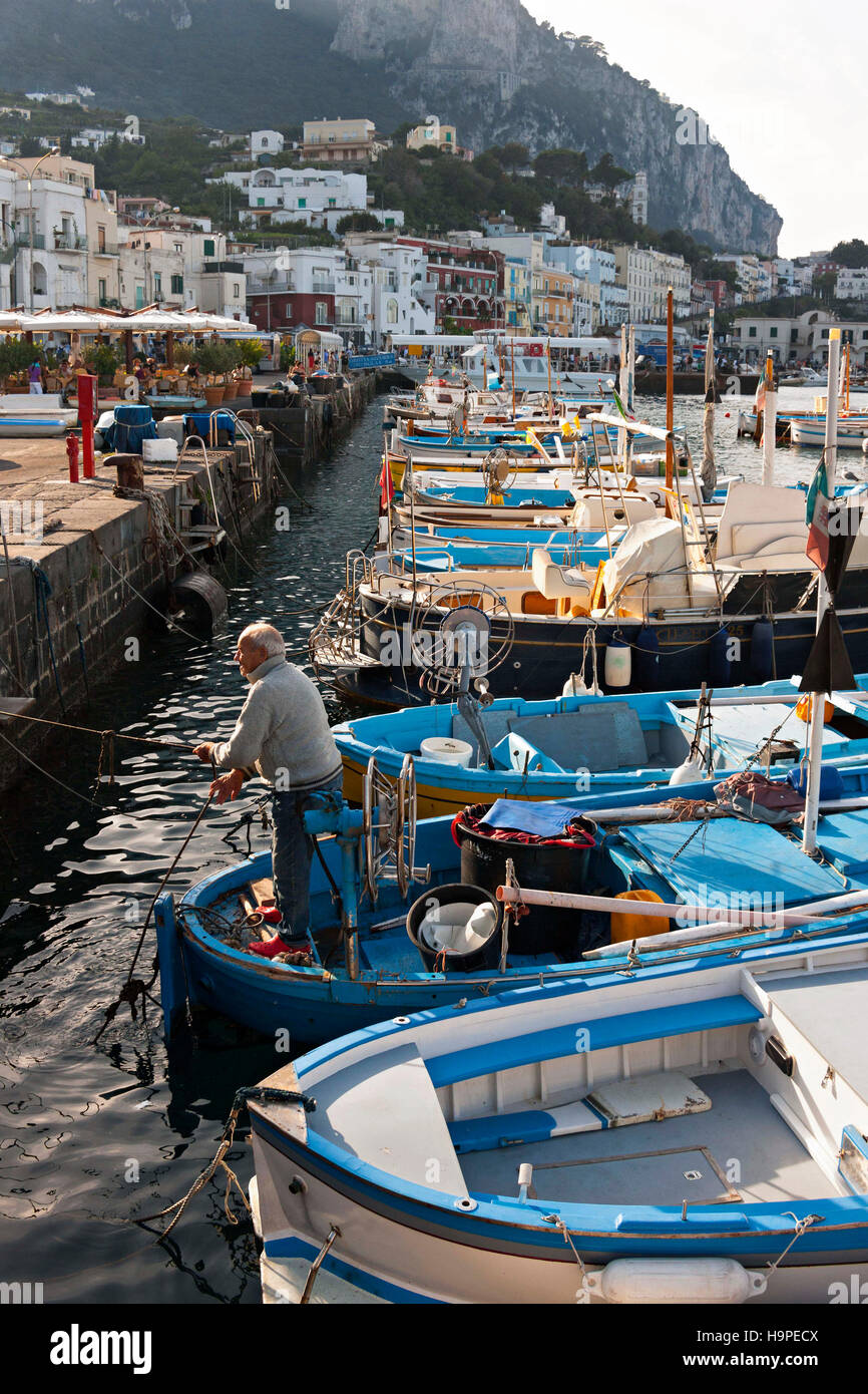 Uomo a bordo di un piccolo battello, Marina Grande di Capri, Campania, Italia, Europa Foto Stock