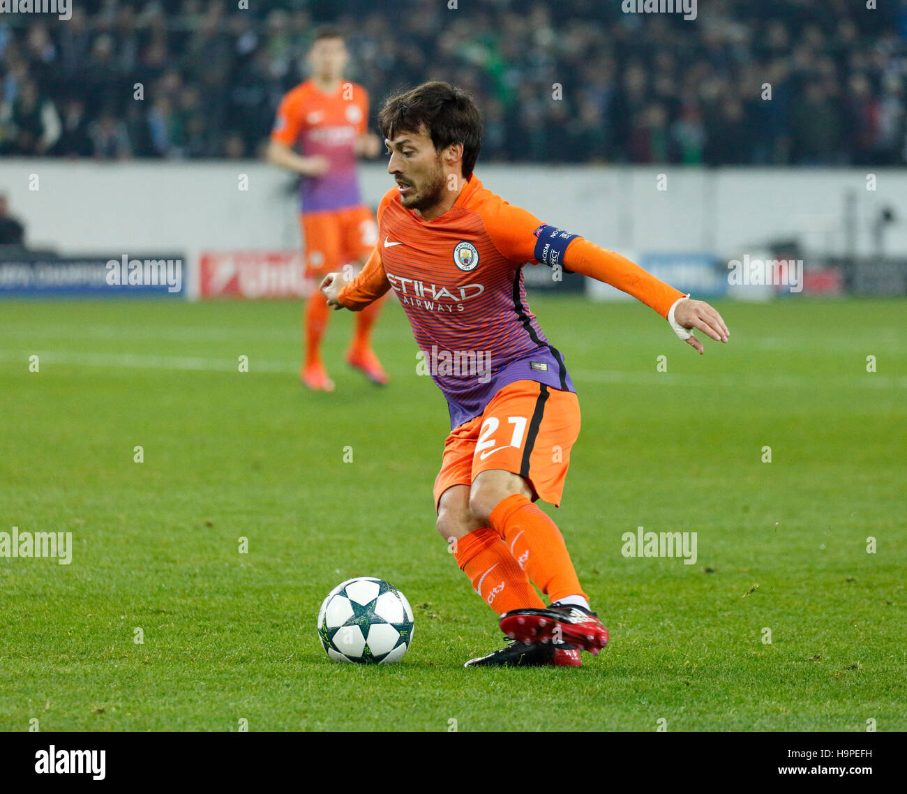 Sport, calcio, la UEFA Champions League, 2016/2017, fase di gruppo, gruppo C, Giornata 5, Borussia Moenchengladbach vs Manchester City FC 1:1, Stadio Borussia Park, scena del match, capitano della squadra David Silva (Città) in possesso palla Foto Stock