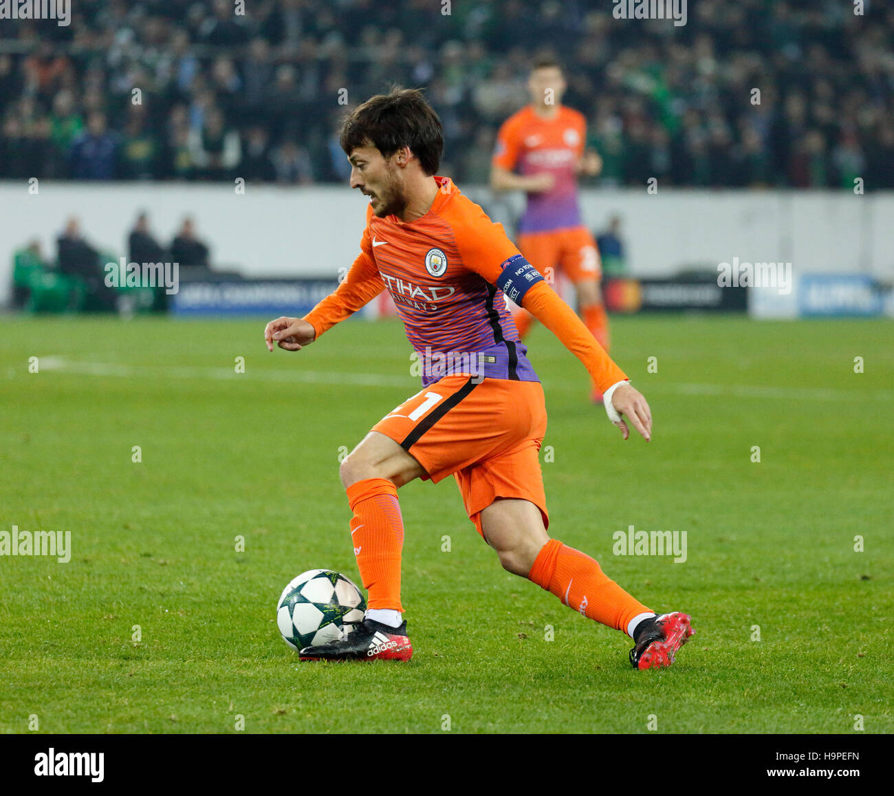 Sport, calcio, la UEFA Champions League, 2016/2017, fase di gruppo, gruppo C, Giornata 5, Borussia Moenchengladbach vs Manchester City FC 1:1, Stadio Borussia Park, scena del match, capitano della squadra David Silva (Città) in possesso palla Foto Stock