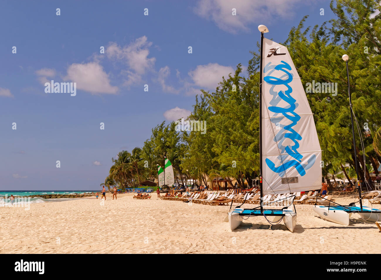 Vista della spiaggia pubblica al Sandals Resort Hotel, St. Lawrence Gap, costa sud di Barbados, dei Caraibi. Foto Stock