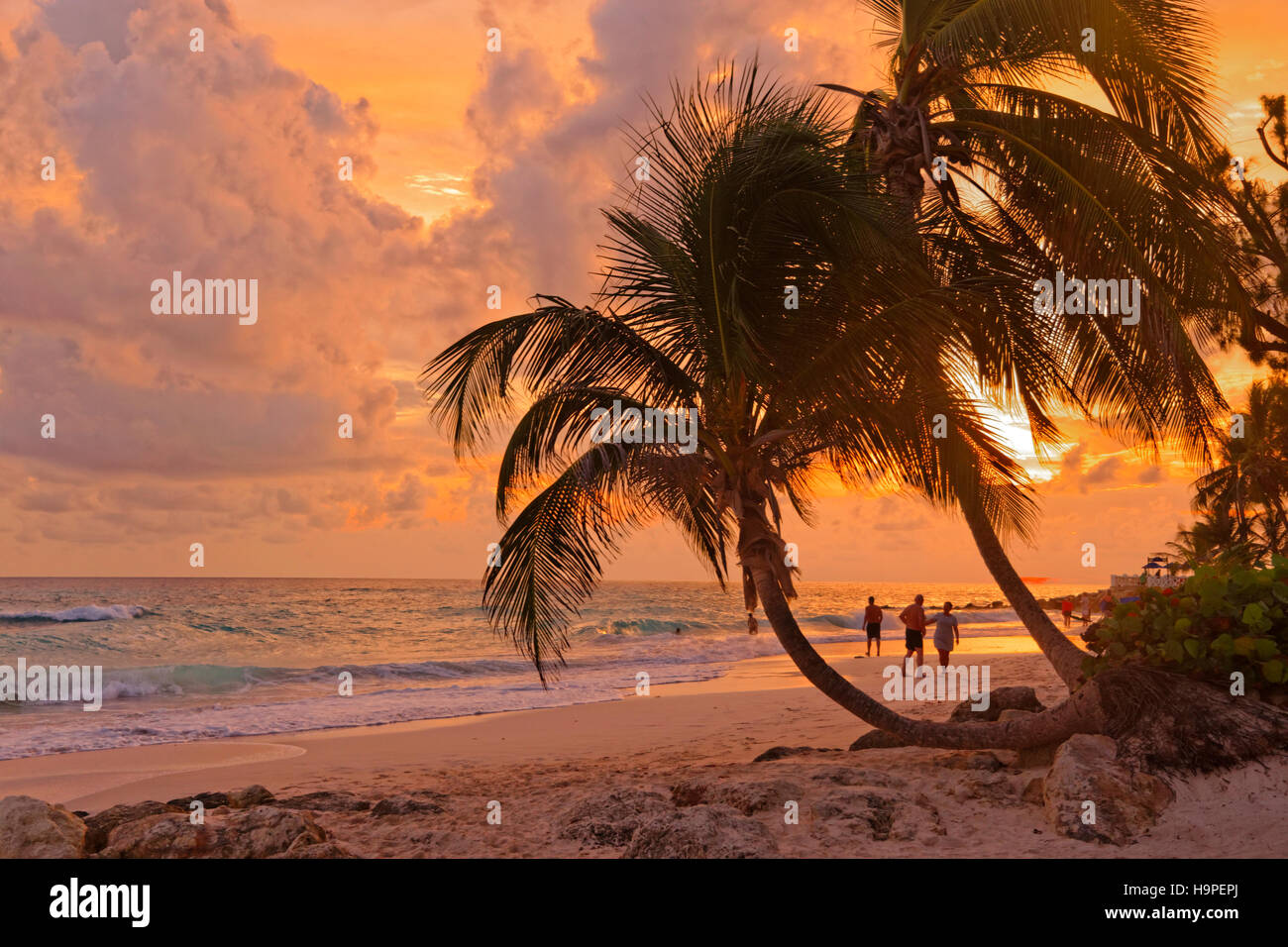 Tramonto a Dover Beach, St. Lawrence Gap, costa sud di Barbados, dei Caraibi. Foto Stock