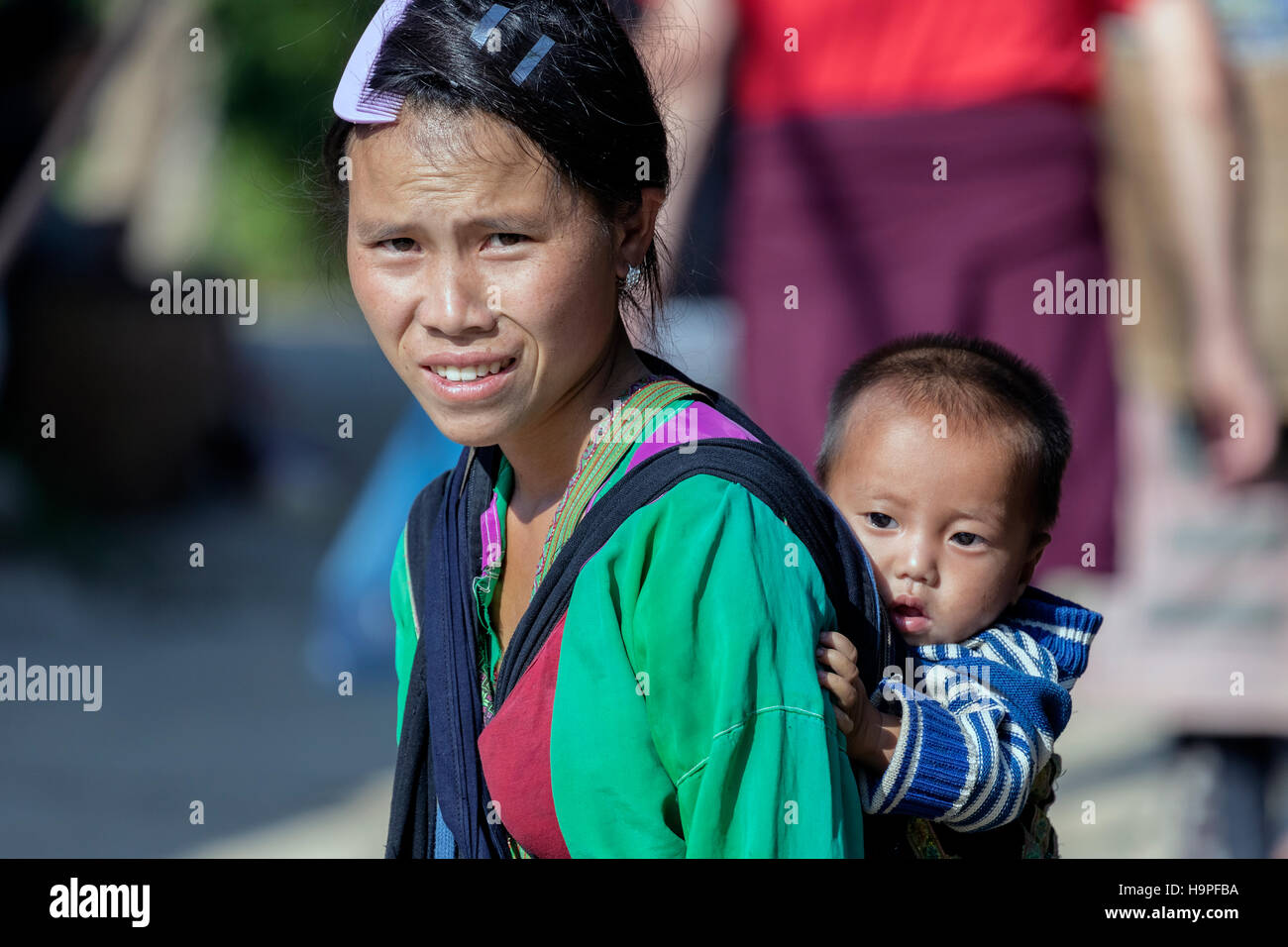 Di etnia Hmong nero Donna con bambino nel villaggio tribale Lao Chai di Sapa, il Vietnam Asia Foto Stock