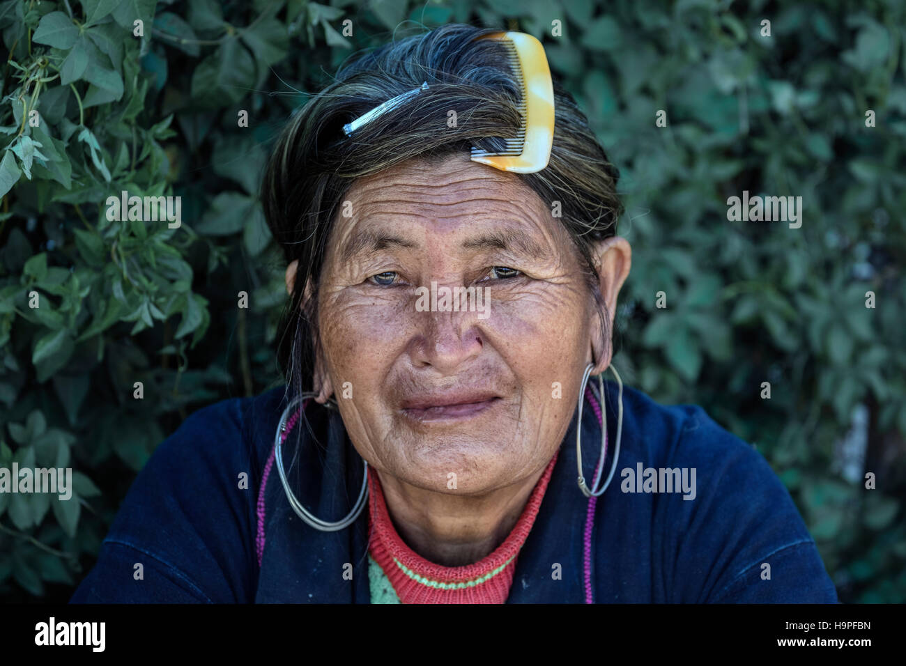 Di etnia Hmong Nero donna nel villaggio tribale Lao Chai di Sapa, il Vietnam Asia Foto Stock