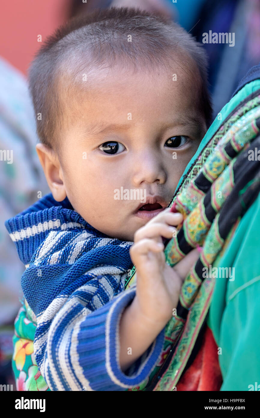 Nero di etnia Hmong ragazzo nel villaggio tribale Lao Chai di Sapa, il Vietnam Asia Foto Stock