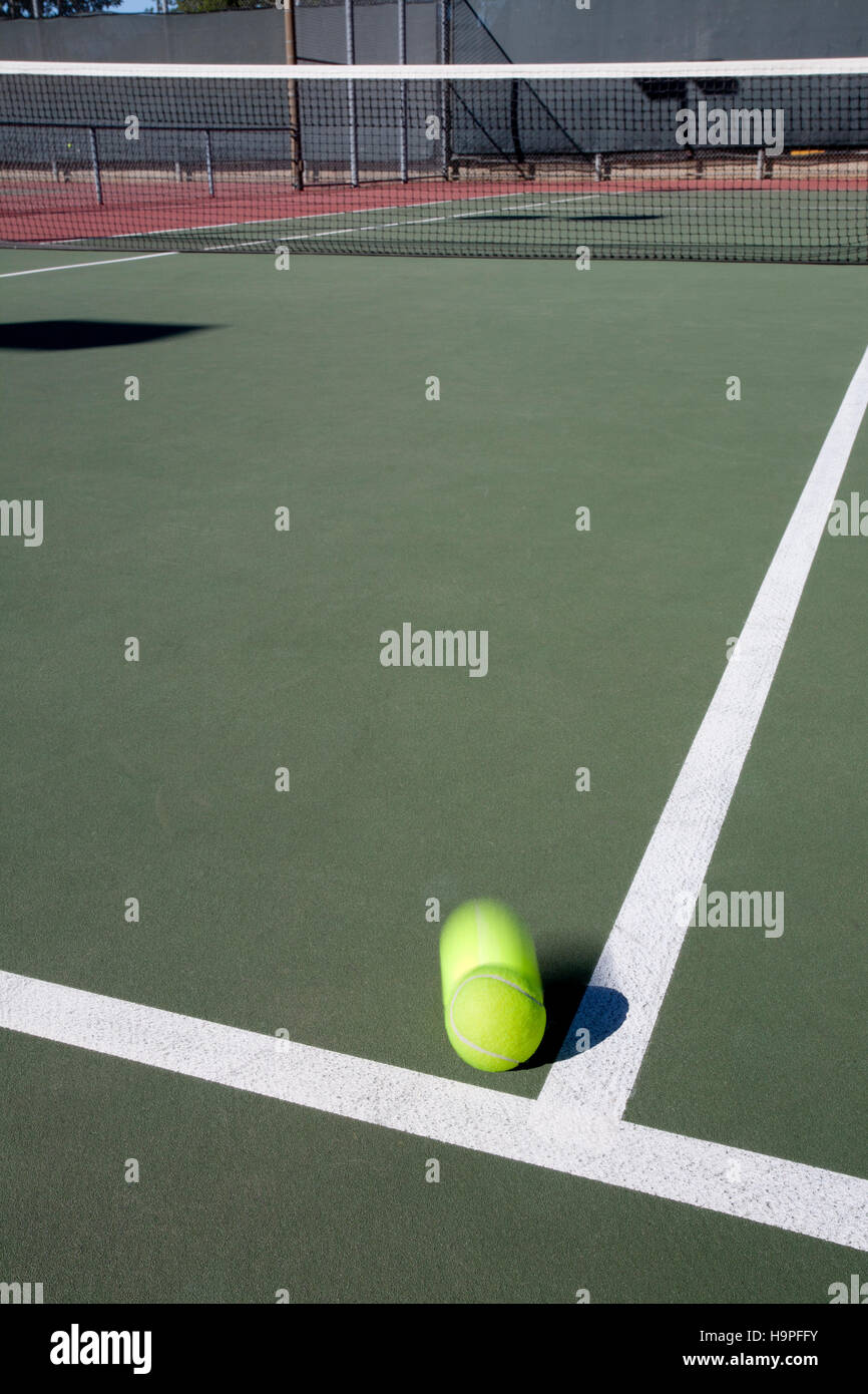 Palla da tennis moto sulla corte con net Foto Stock