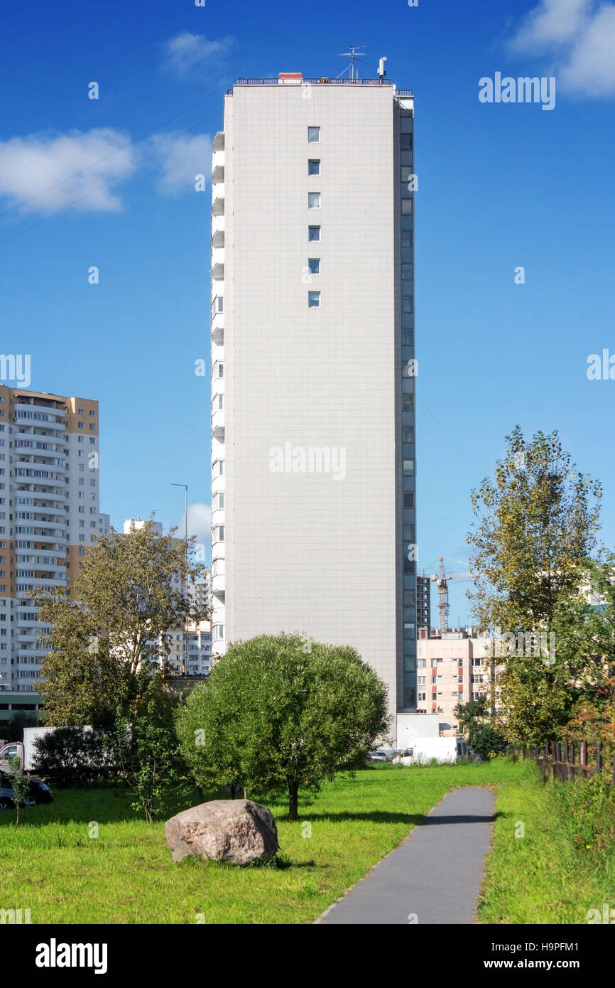 Appartamento casa con alberi e big stone Foto Stock