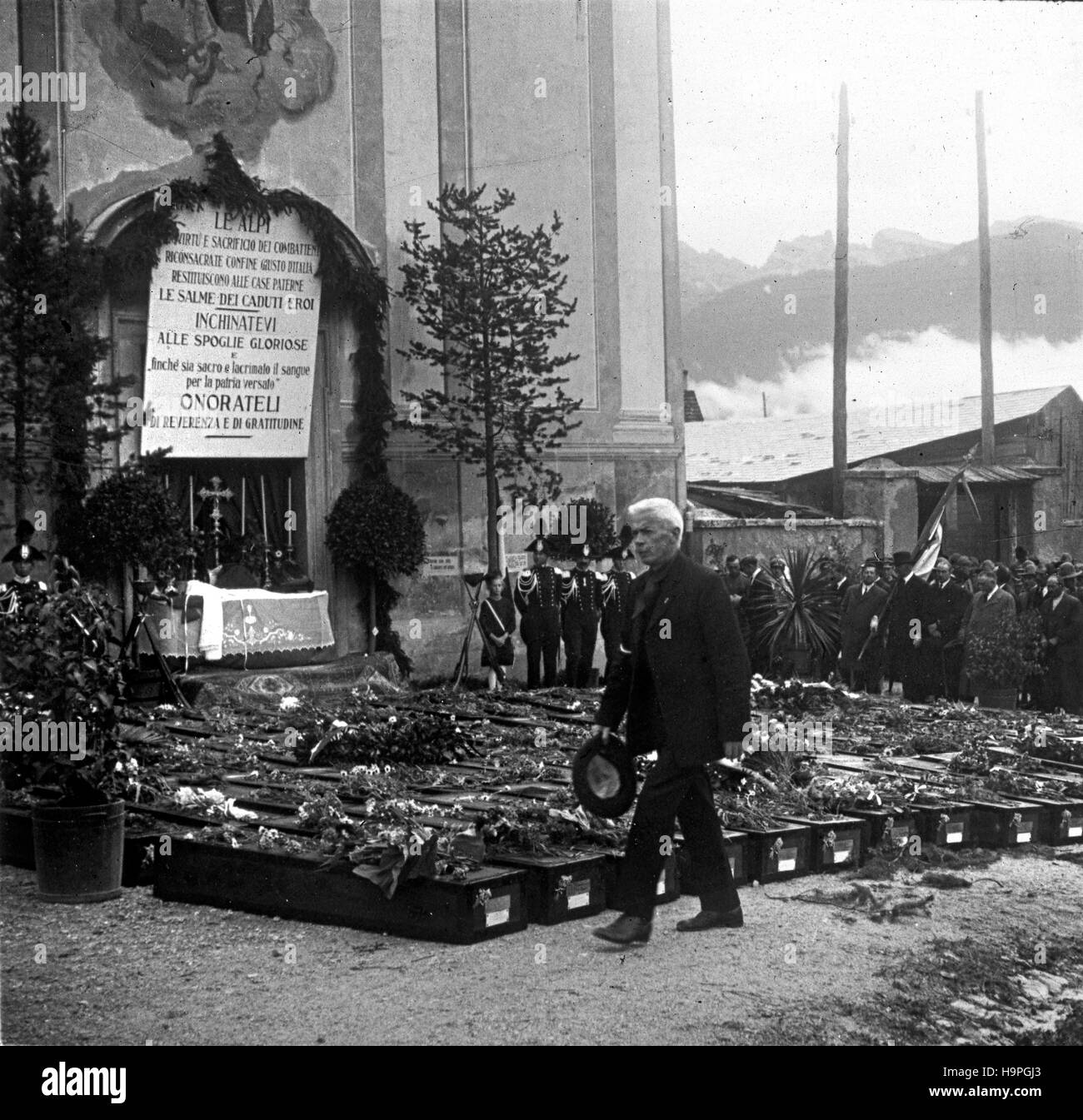 Madonna della Difesa chiesa Cortina d Ampezzo Italia 1921 soldati italiani  corpi recuperati dalle tombe alpina dopo la grande guerra Foto stock - Alamy