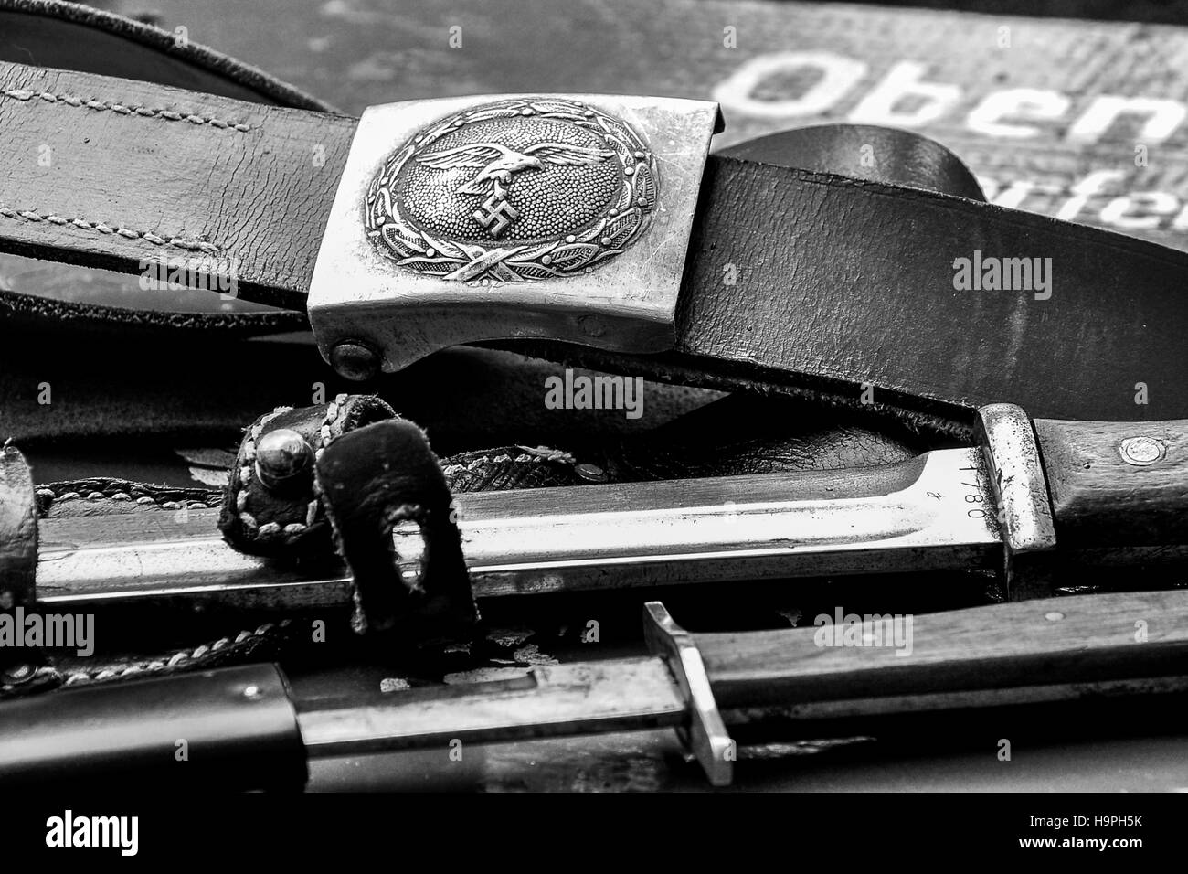 Durante la Seconda Guerra Mondiale tedesco rievocazione, comprese le attrezzature di una cintura e due coltelli compresa la svastica nazista. Foto Stock