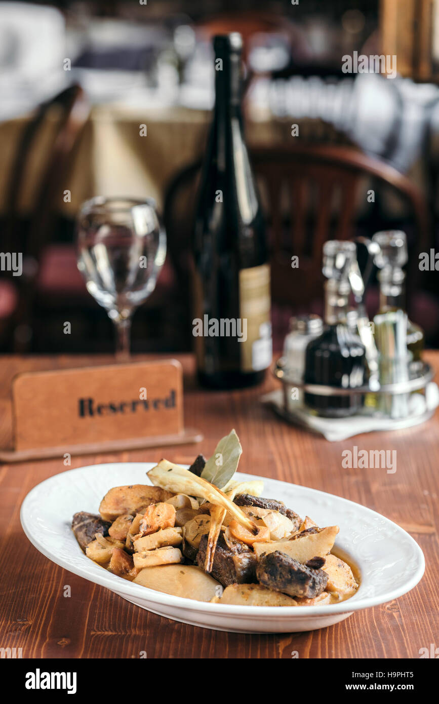 Servito arrosto di manzo e patate,fuoco selettivo Foto Stock