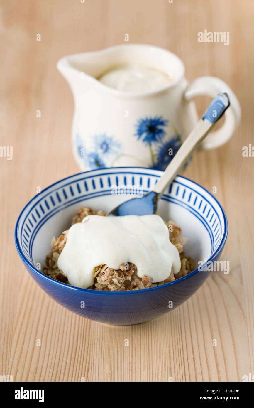 Apple crumble e crema alla vaniglia. Foto Stock