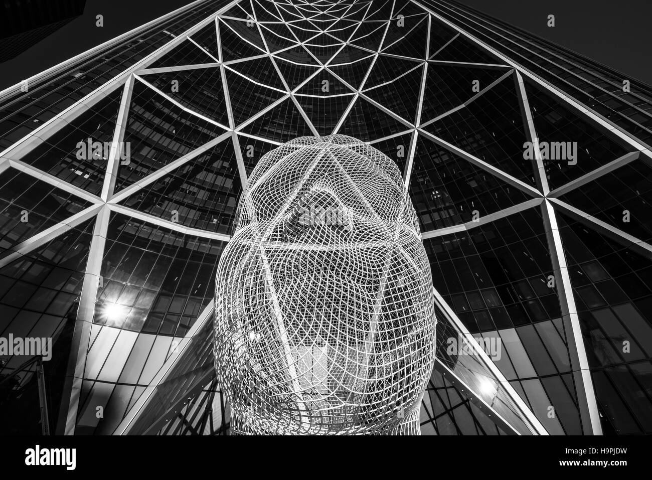 Calgary, Alberta, Canada, 10 Novembre 2016: wire mesh struttura di testa alla ricerca fino a prua edificio nel centro di Calgary, Alberta Foto Stock
